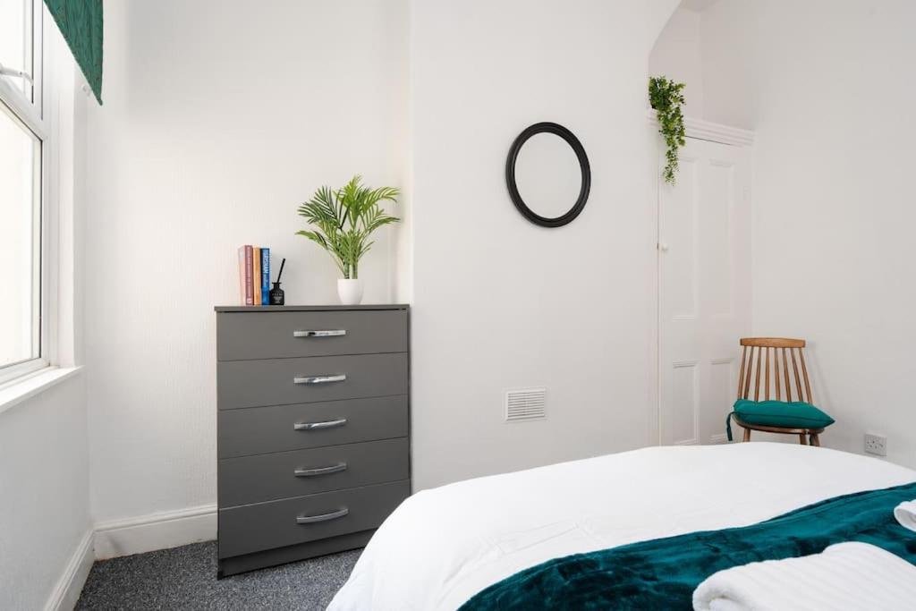 Stunning 5 bedroom home Wirral Birkenhead Sleeps 9- Free Parking-5G Internet, photo 12