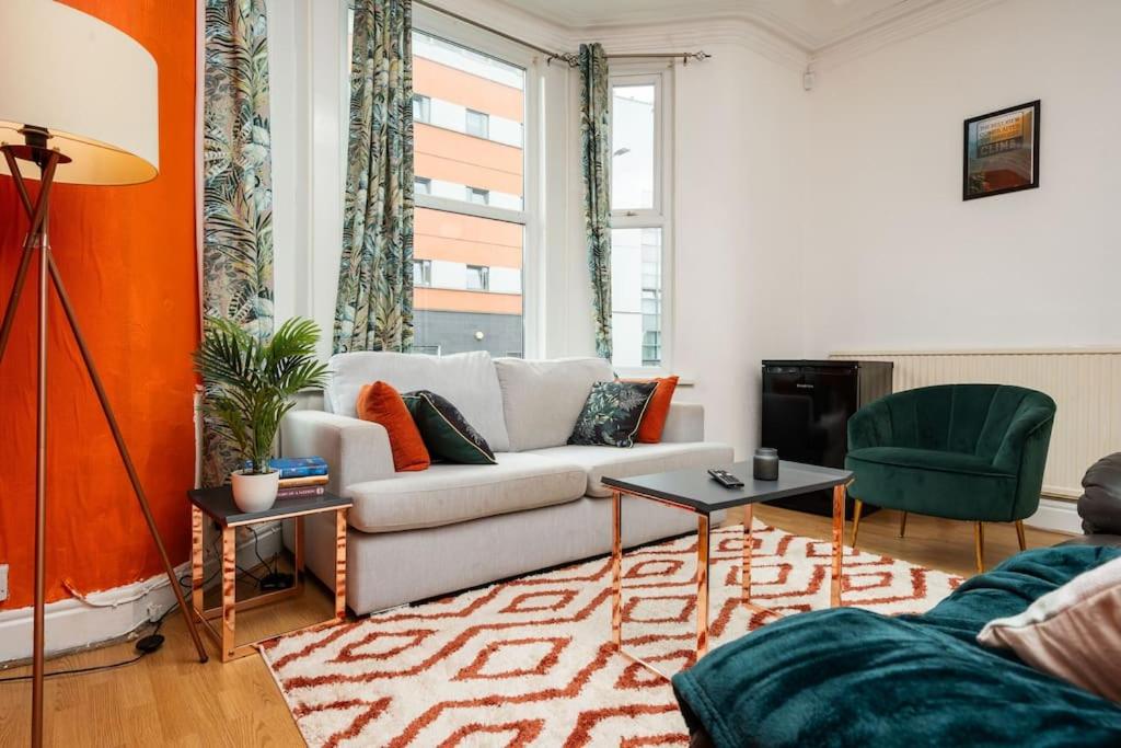 Stunning 5 bedroom home Wirral Birkenhead Sleeps 9- Free Parking-5G Internet