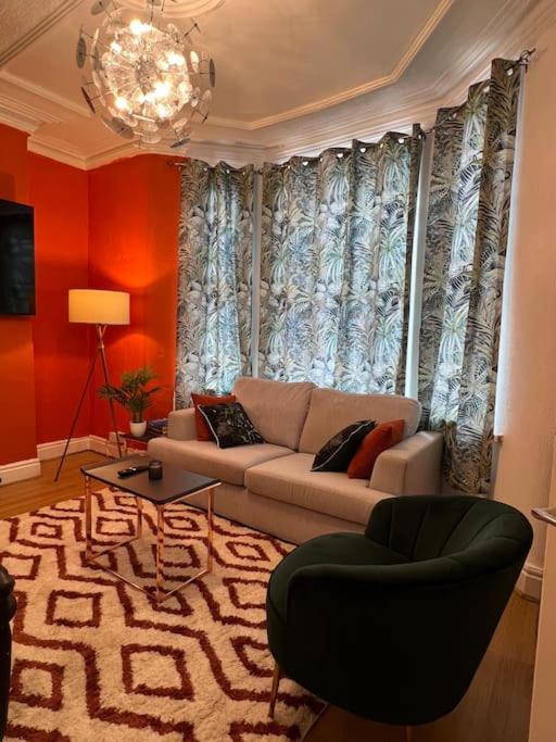Stunning 5 bedroom home Wirral Birkenhead Sleeps 9- Free Parking-5G Internet