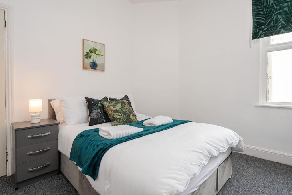 Stunning 5 bedroom home Wirral Birkenhead Sleeps 9- Free Parking-5G Internet