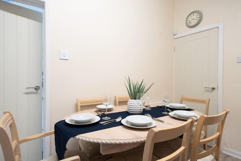 Stunning 5 bedroom home Wirral Birkenhead Sleeps 9- Free Parking-5G Internet, photo 10