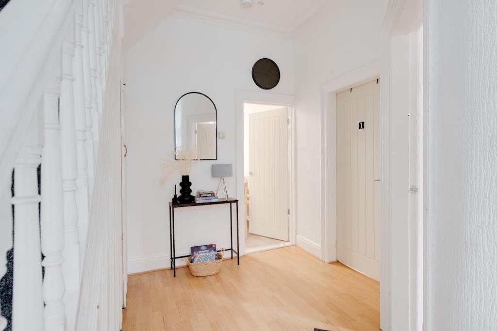 Stunning 5 bedroom home Wirral Birkenhead Sleeps 9- Free Parking-5G Internet