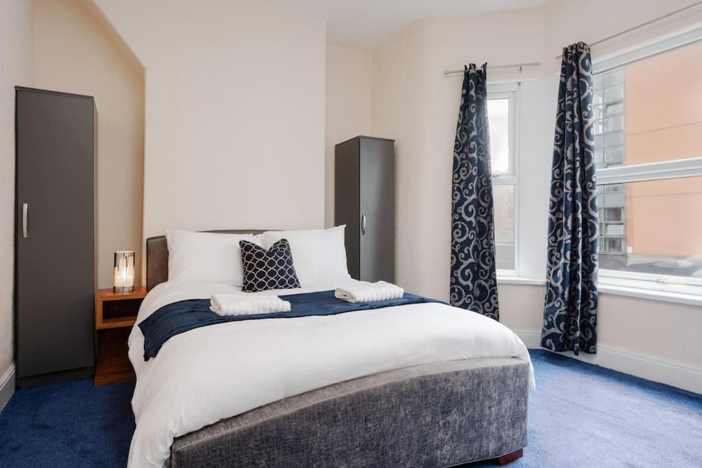 Stunning 5 bedroom home Wirral Birkenhead Sleeps 9- Free Parking-5G Internet