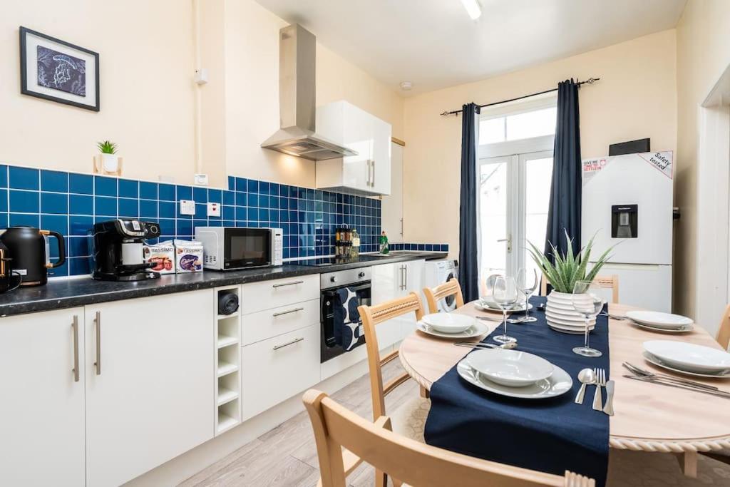 Stunning 5 bedroom home Wirral Birkenhead Sleeps 9- Free Parking-5G Internet, photo 32