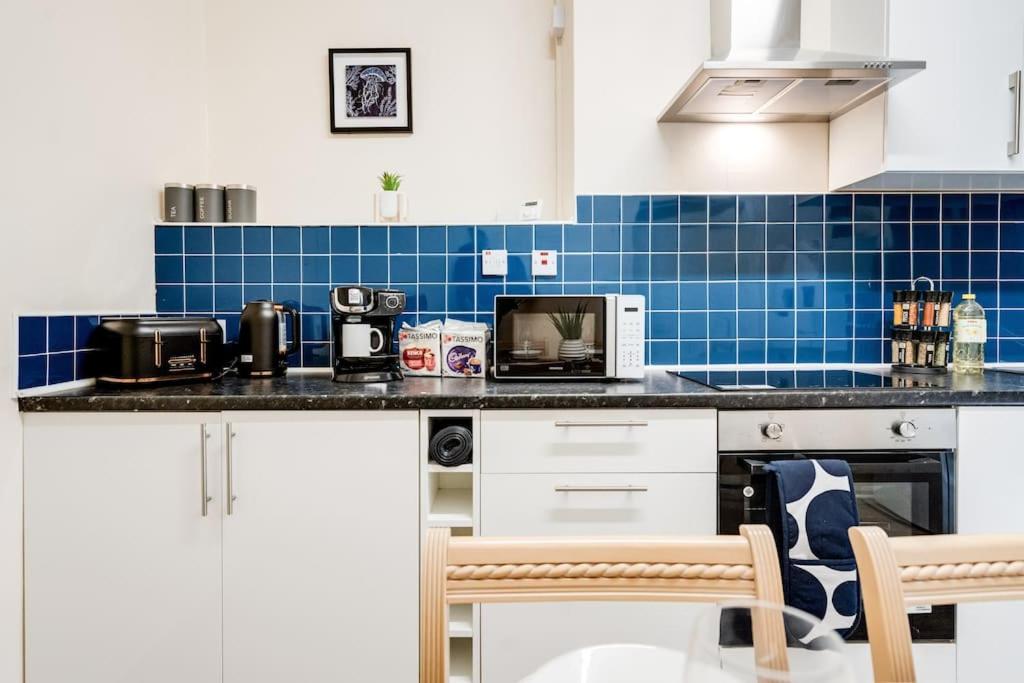 Stunning 5 bedroom home Wirral Birkenhead Sleeps 9- Free Parking-5G Internet