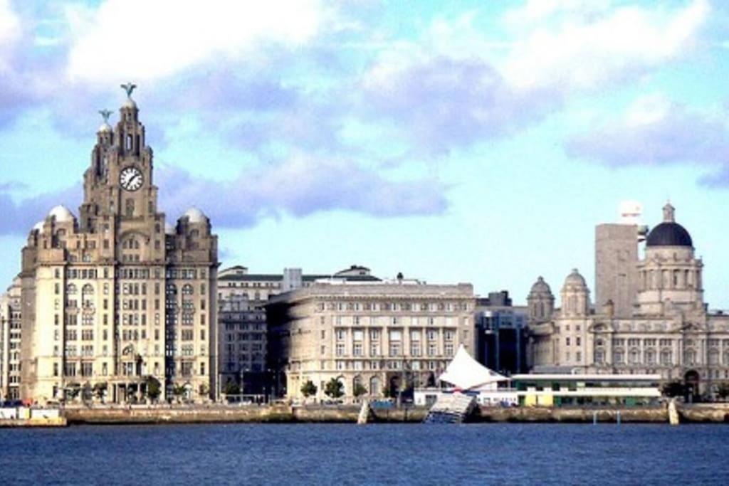 Stunning 5 bedroom home Wirral Birkenhead Sleeps 9- Free Parking-5G Internet