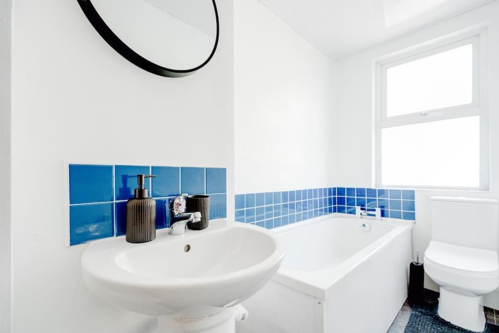Stunning 5 bedroom home Wirral Birkenhead Sleeps 9- Free Parking-5G Internet, photo 19