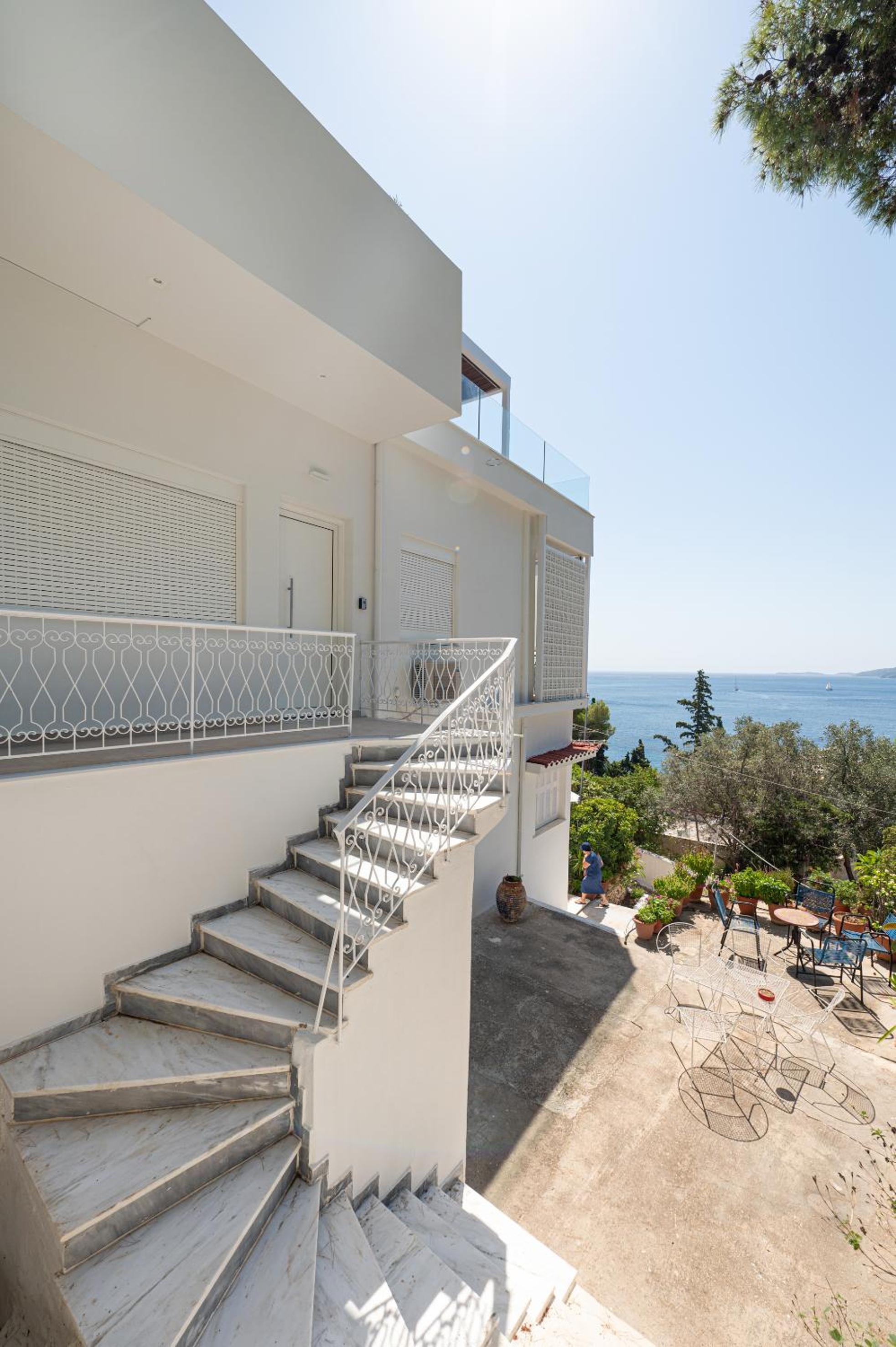 SEMIRAMIS Luxury Apartments