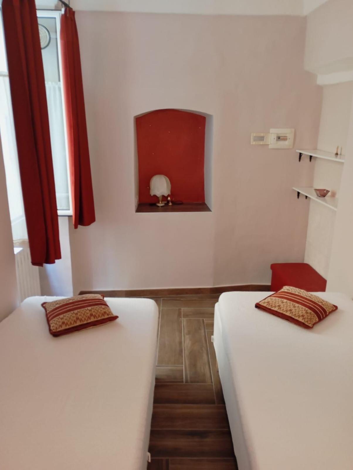 Una volta a vela en Sanremo — hotel room