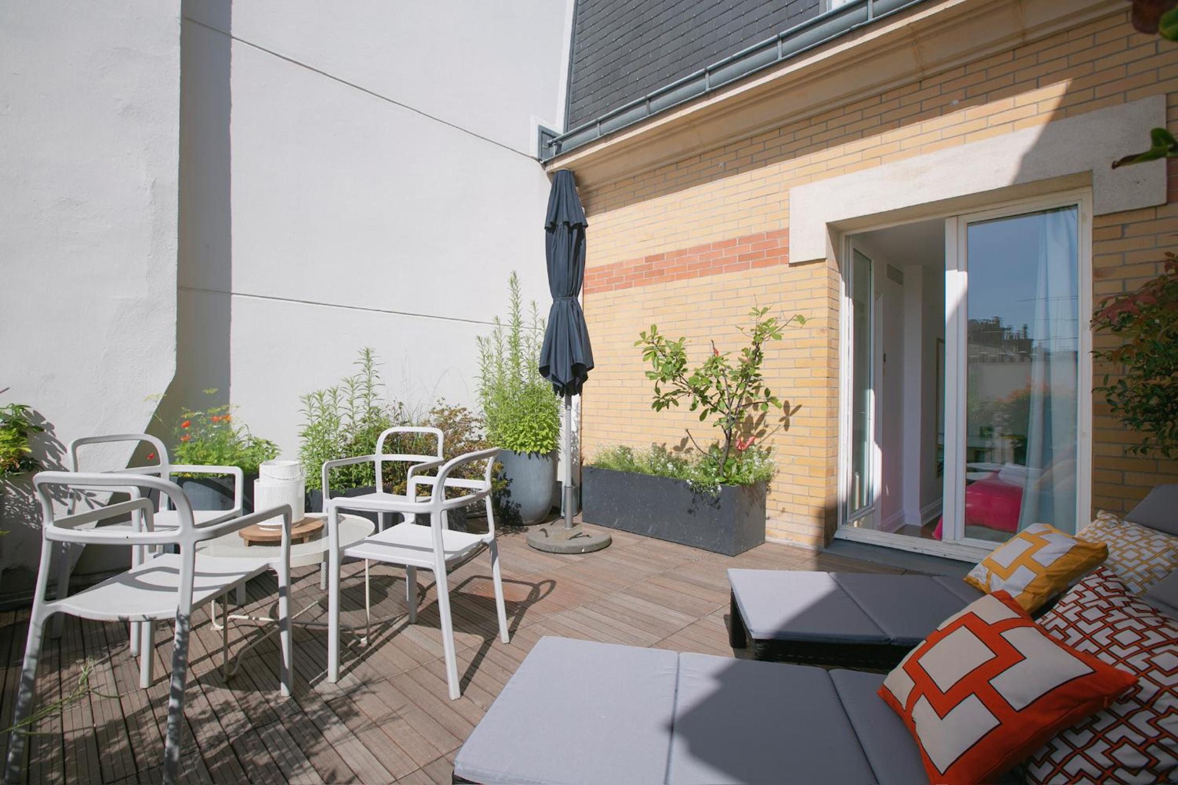 Magnificient 2 Bedrooms with terrace next to champs-elysées - PC62B