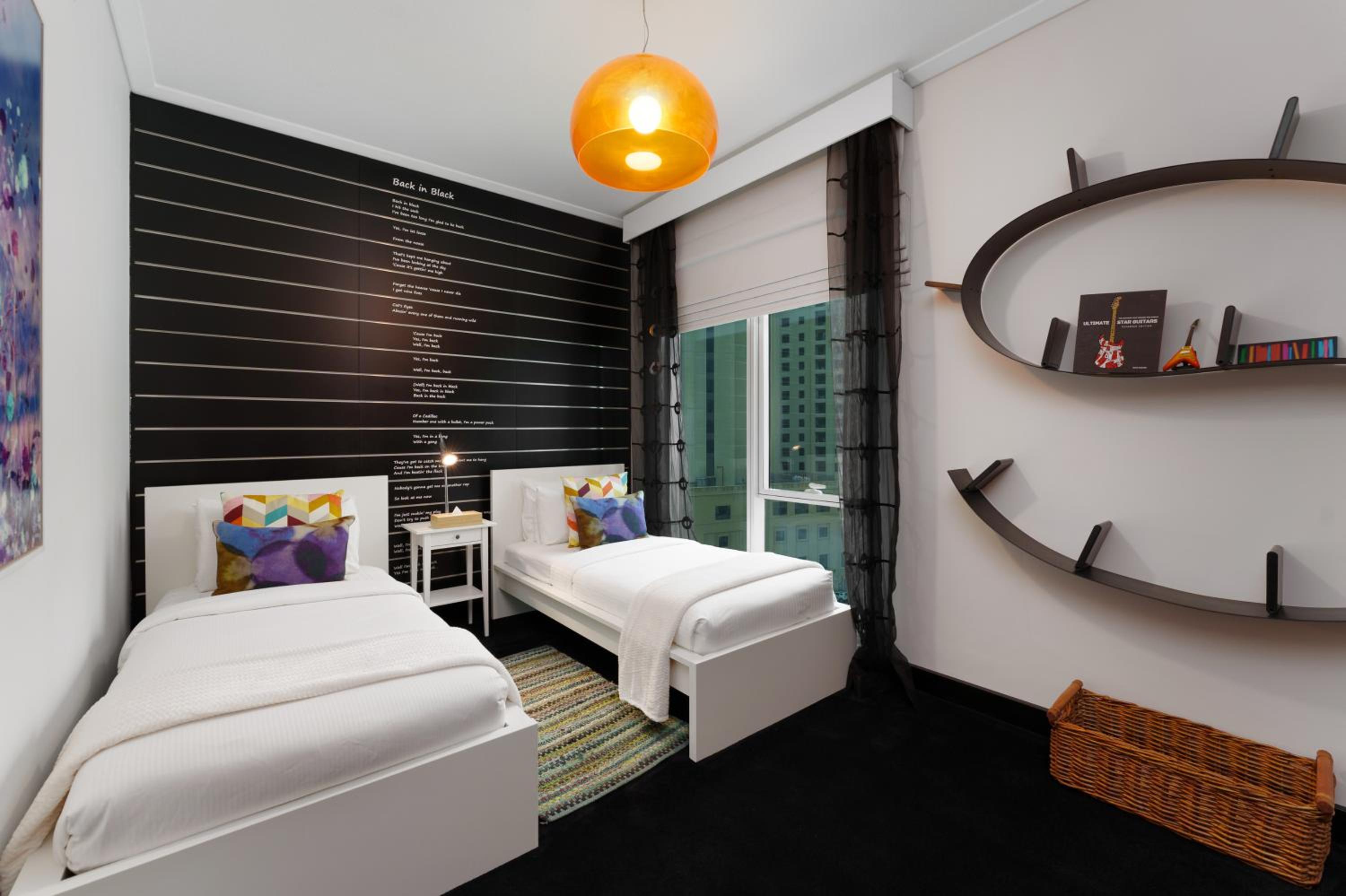 Maison Privee - Cosmopolitan Apt with Scenic Dubai Marina Vws