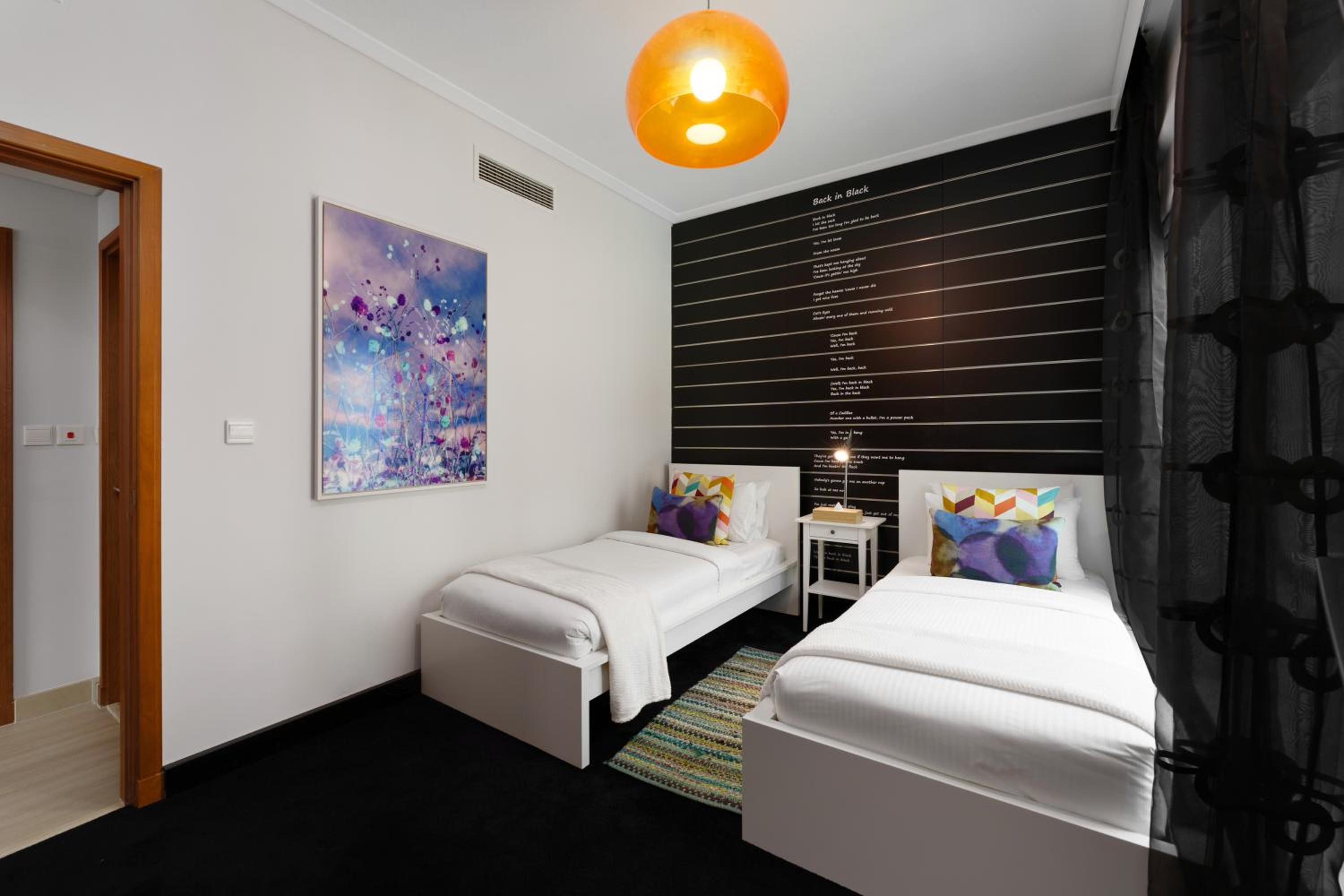 Maison Privee - Cosmopolitan Apt with Scenic Dubai Marina Vws