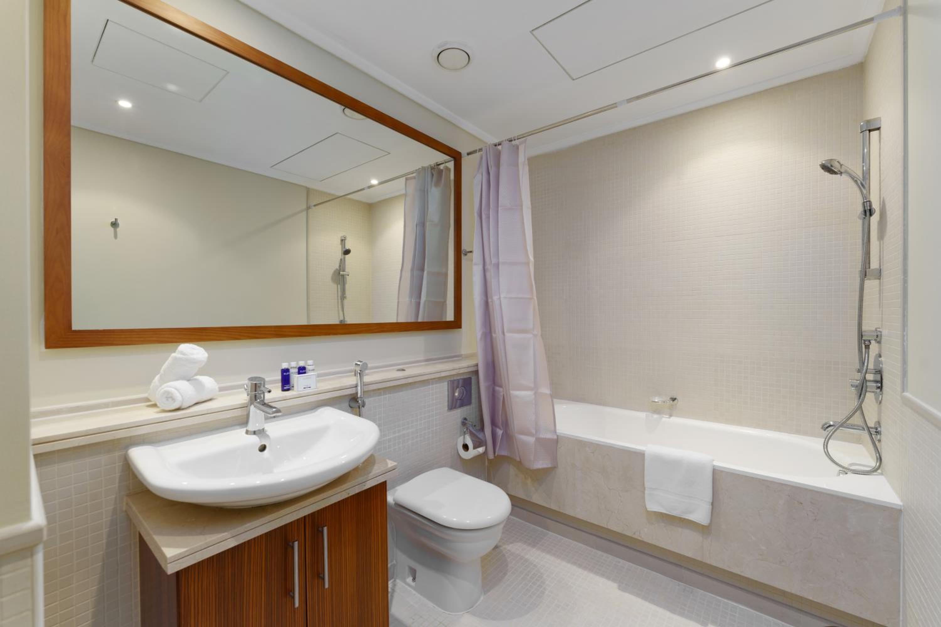 Maison Privee - Cosmopolitan Apt with Scenic Dubai Marina Vws