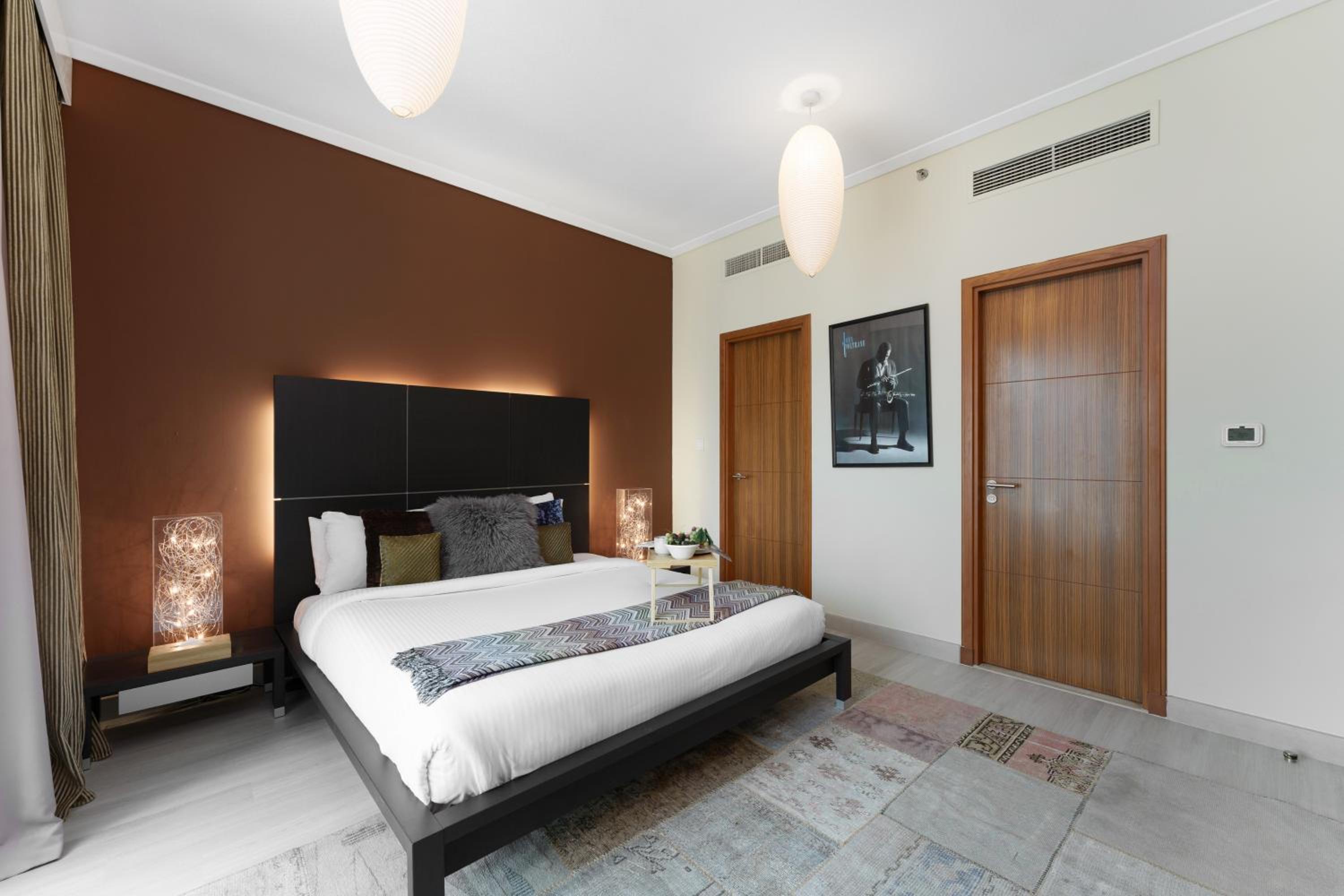 Maison Privee - Cosmopolitan Apt with Scenic Dubai Marina Vws