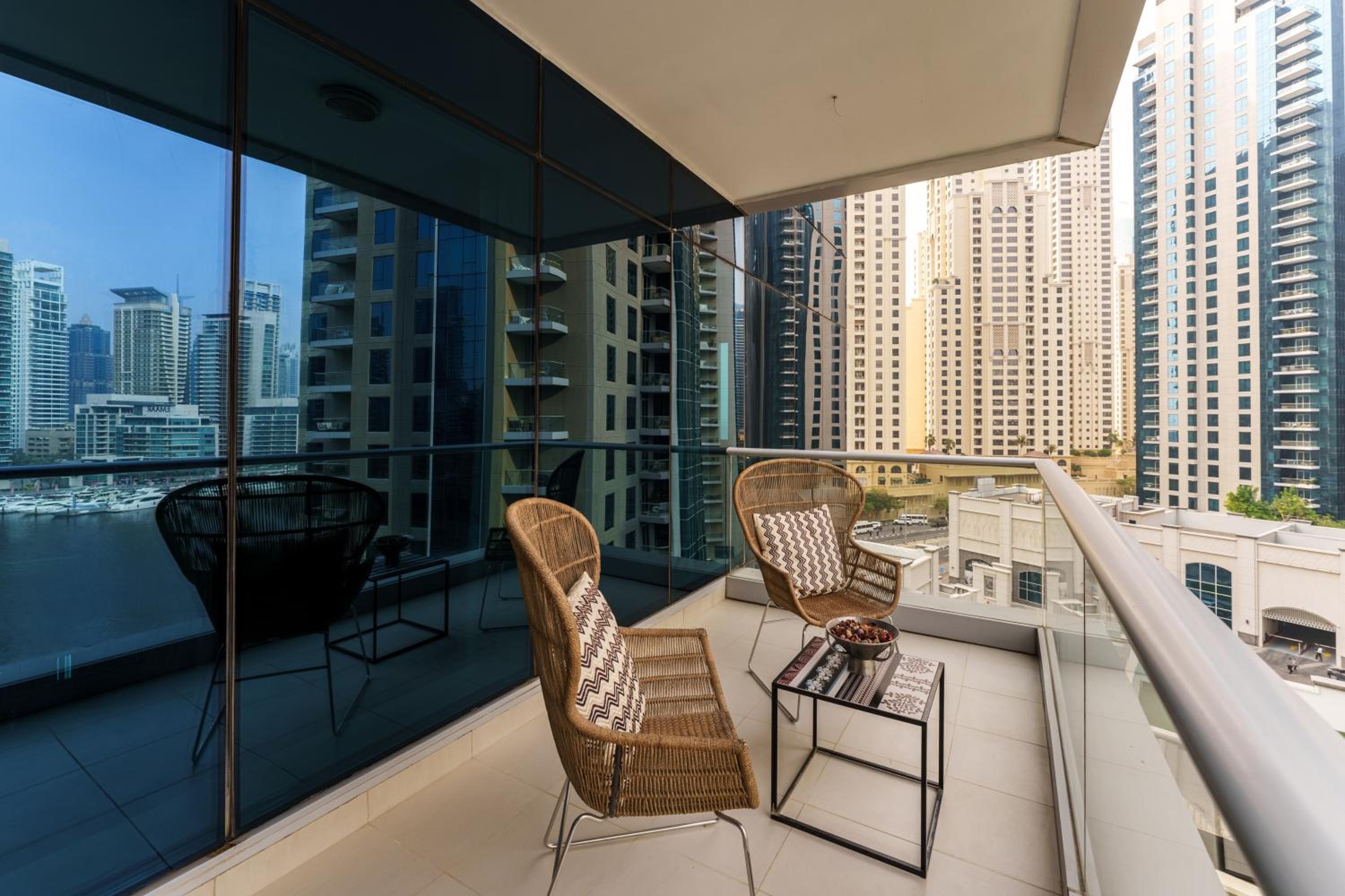 Maison Privee - Cosmopolitan Apt with Scenic Dubai Marina Vws