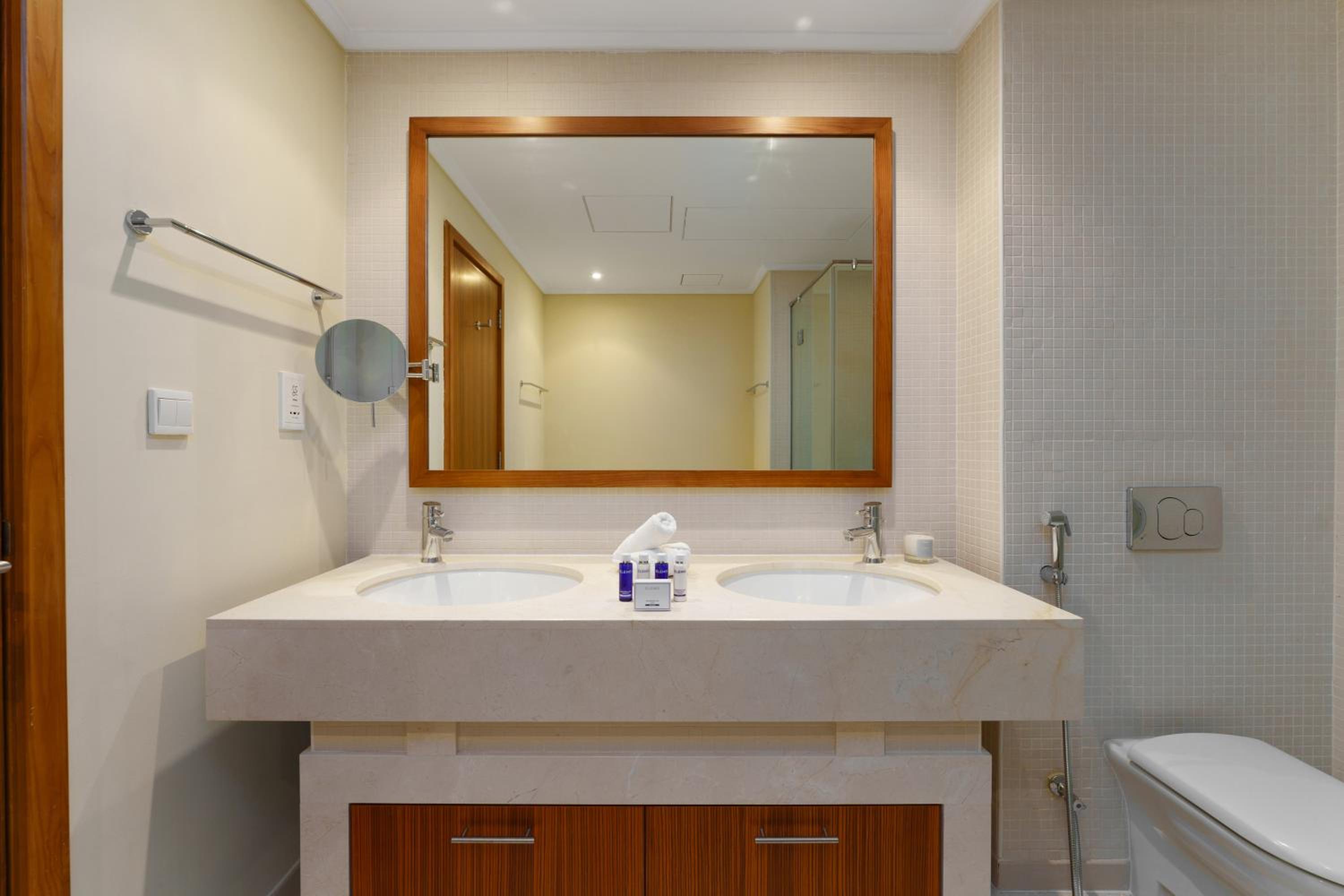 Maison Privee - Cosmopolitan Apt with Scenic Dubai Marina Vws