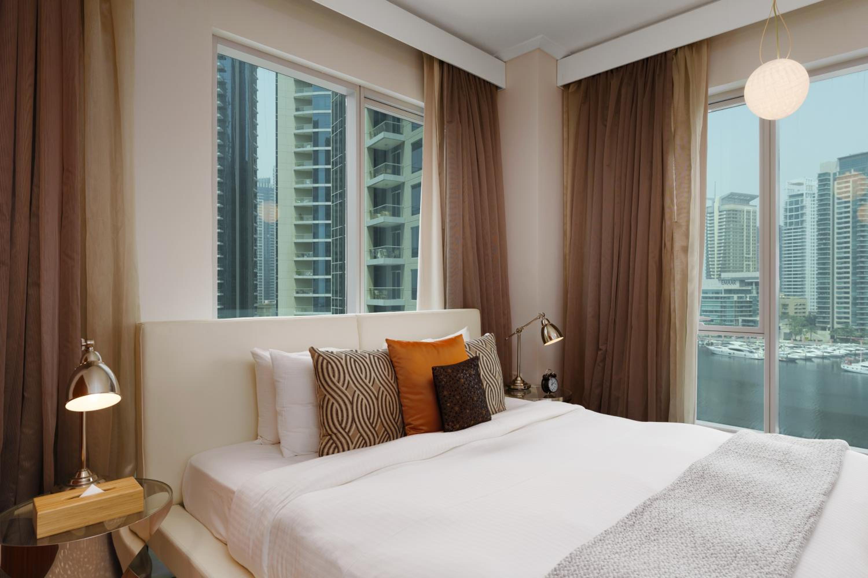 Maison Privee - Cosmopolitan Apt with Scenic Dubai Marina Vws