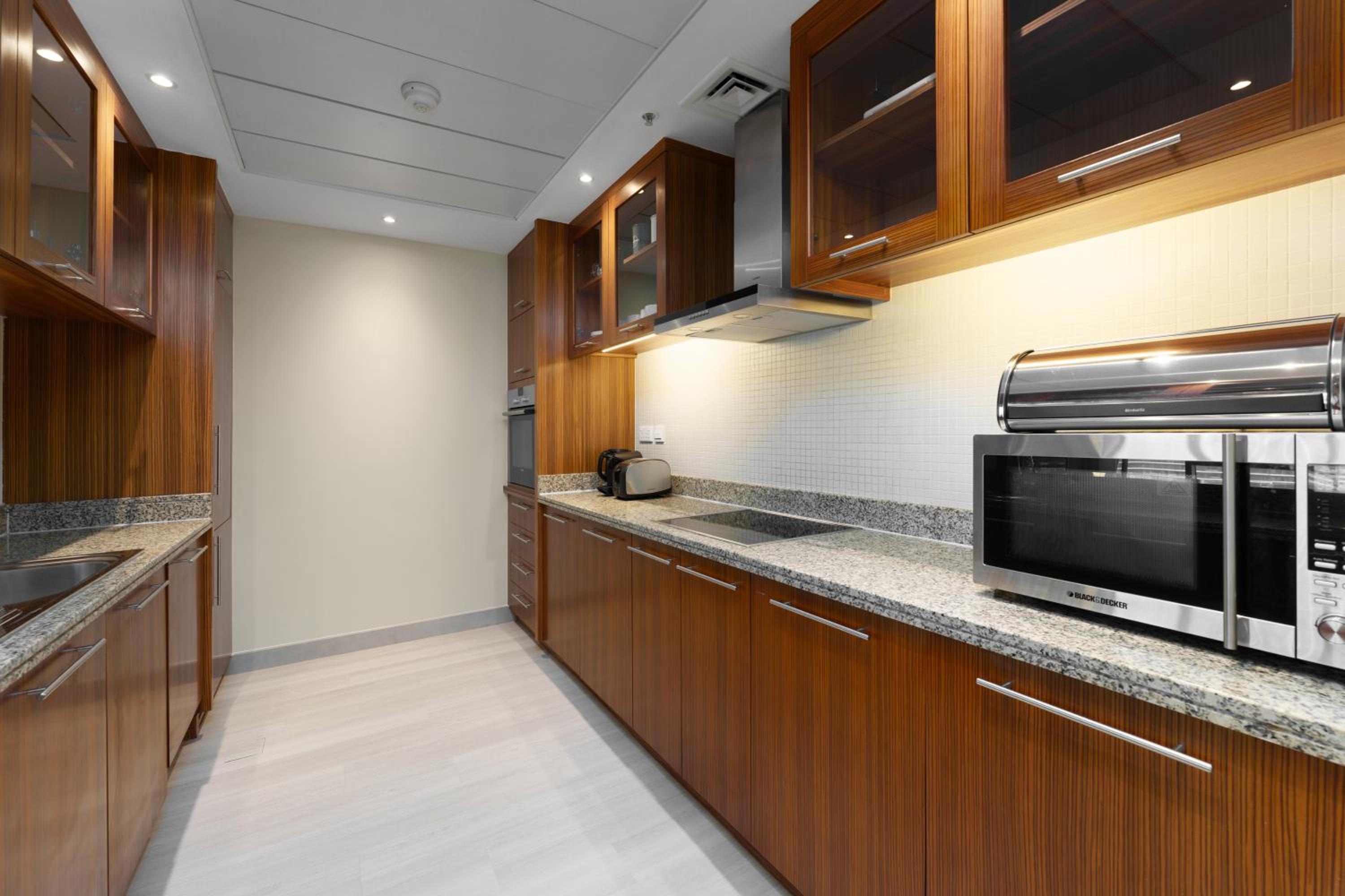 Maison Privee - Cosmopolitan Apt with Scenic Dubai Marina Vws