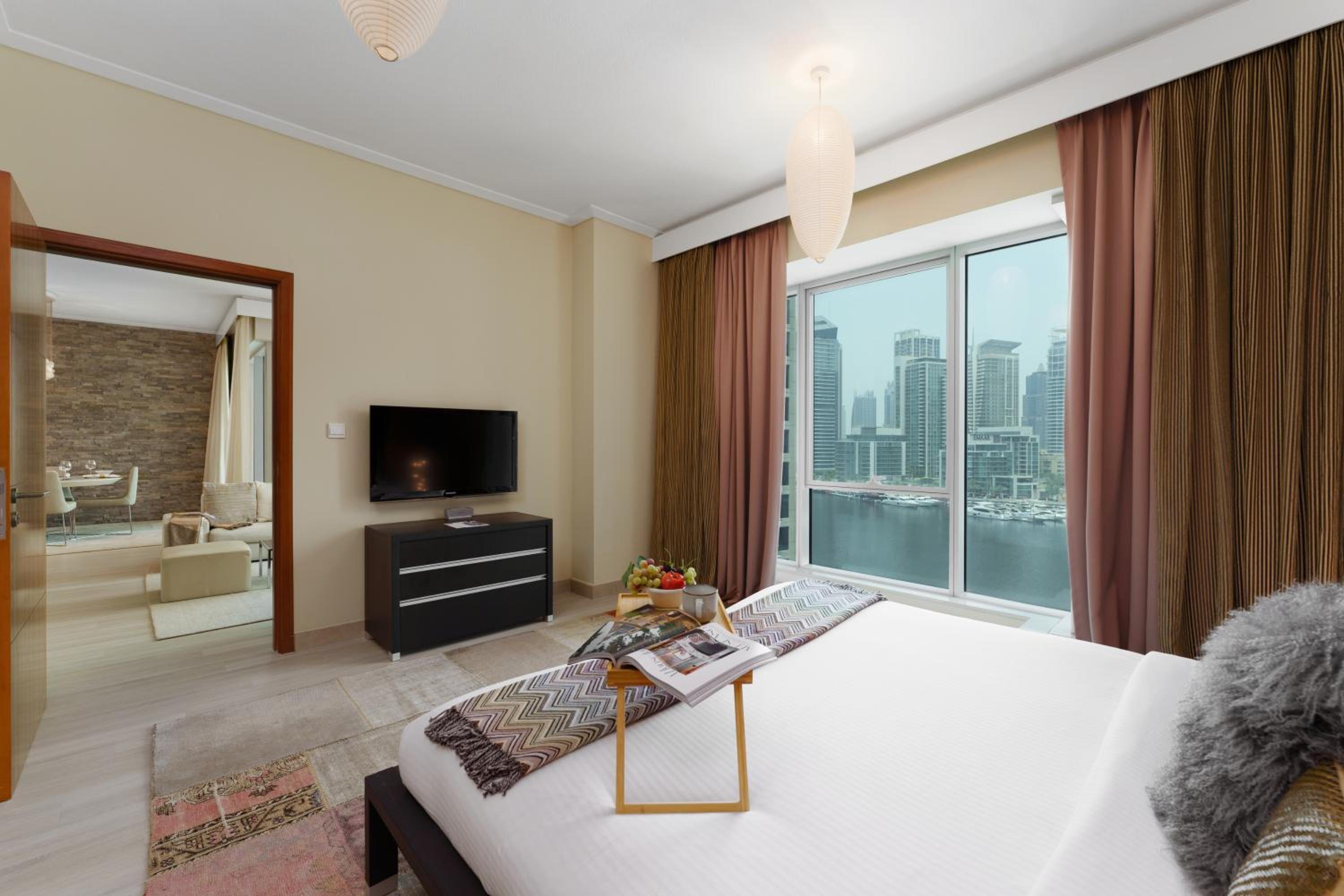 Maison Privee - Cosmopolitan Apt with Scenic Dubai Marina Vws