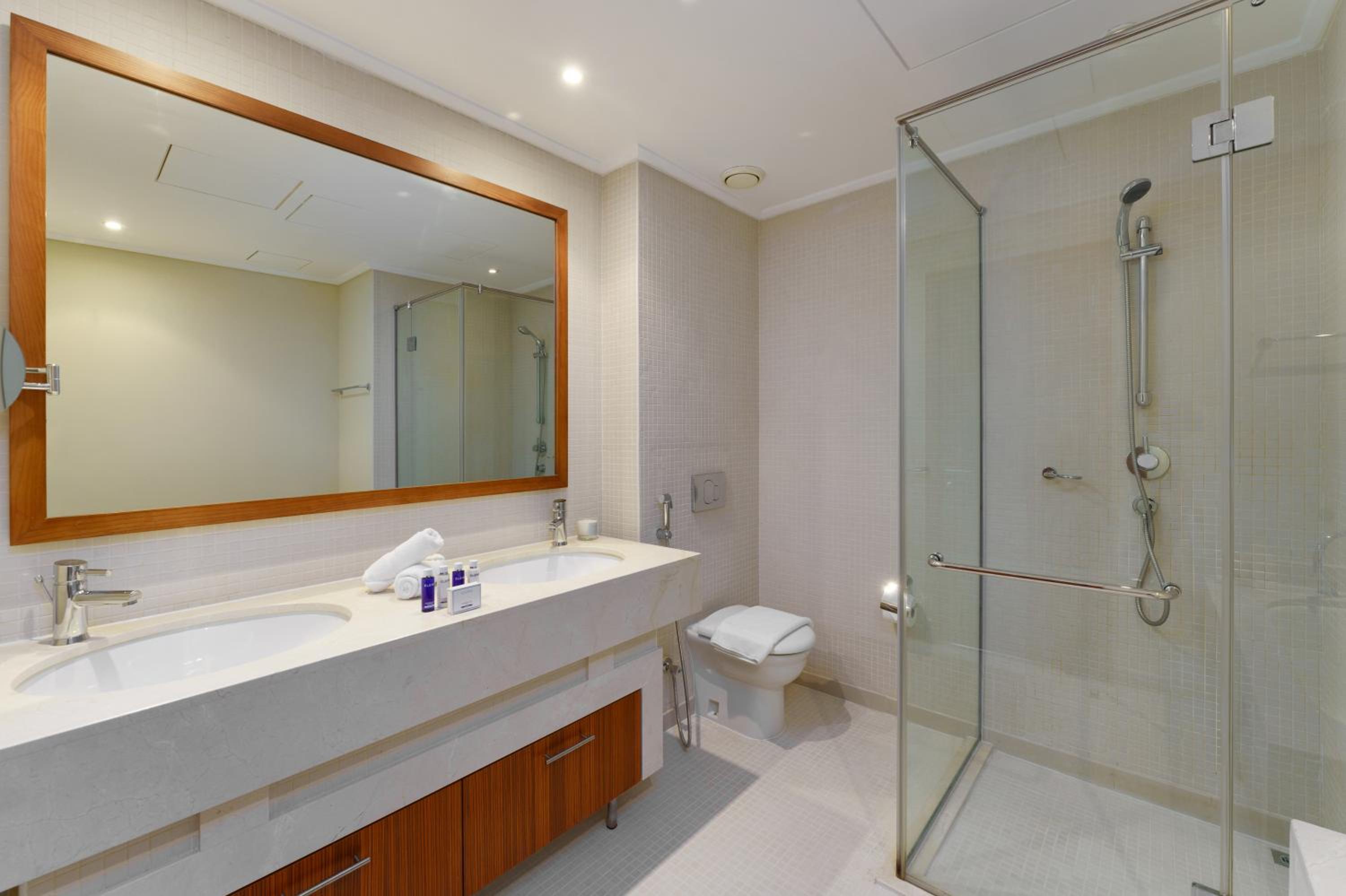 Maison Privee - Cosmopolitan Apt with Scenic Dubai Marina Vws