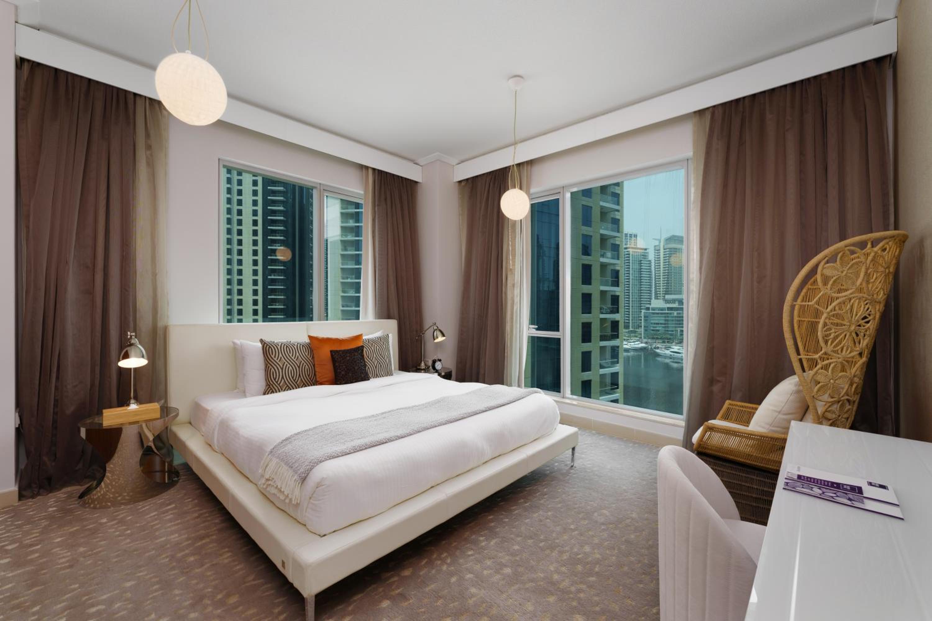 Maison Privee - Cosmopolitan Apt with Scenic Dubai Marina Vws