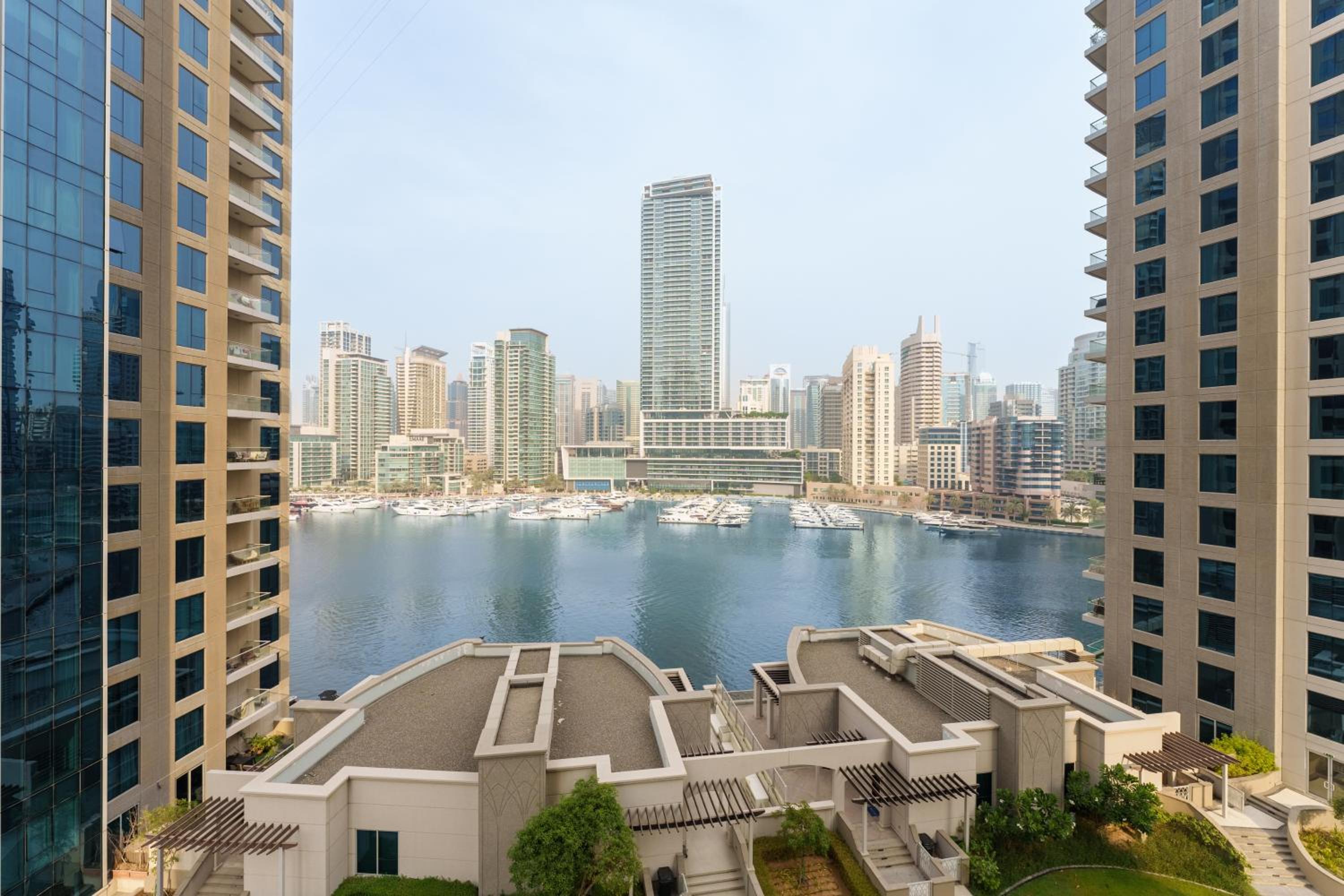 Maison Privee - Cosmopolitan Apt with Scenic Dubai Marina Vws
