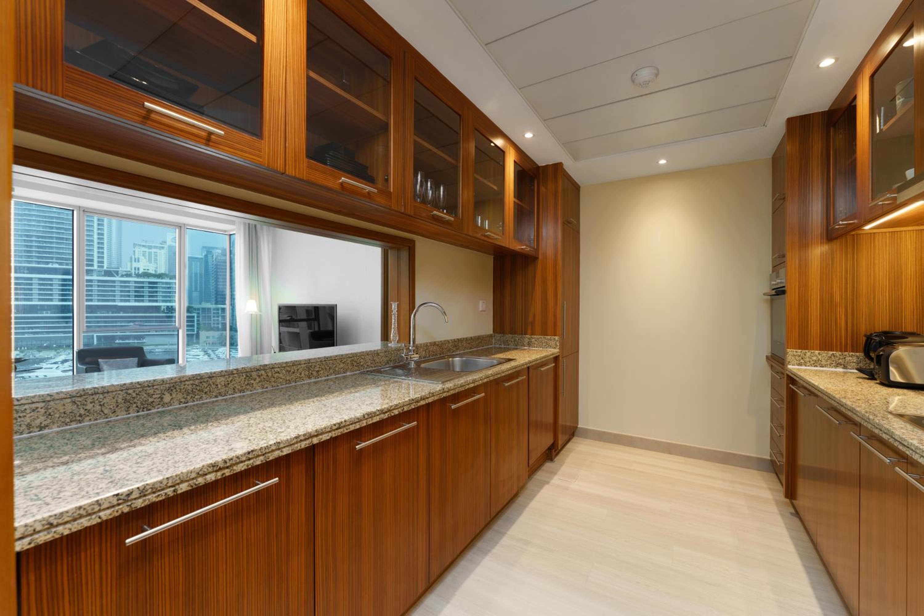 Maison Privee - Cosmopolitan Apt with Scenic Dubai Marina Vws
