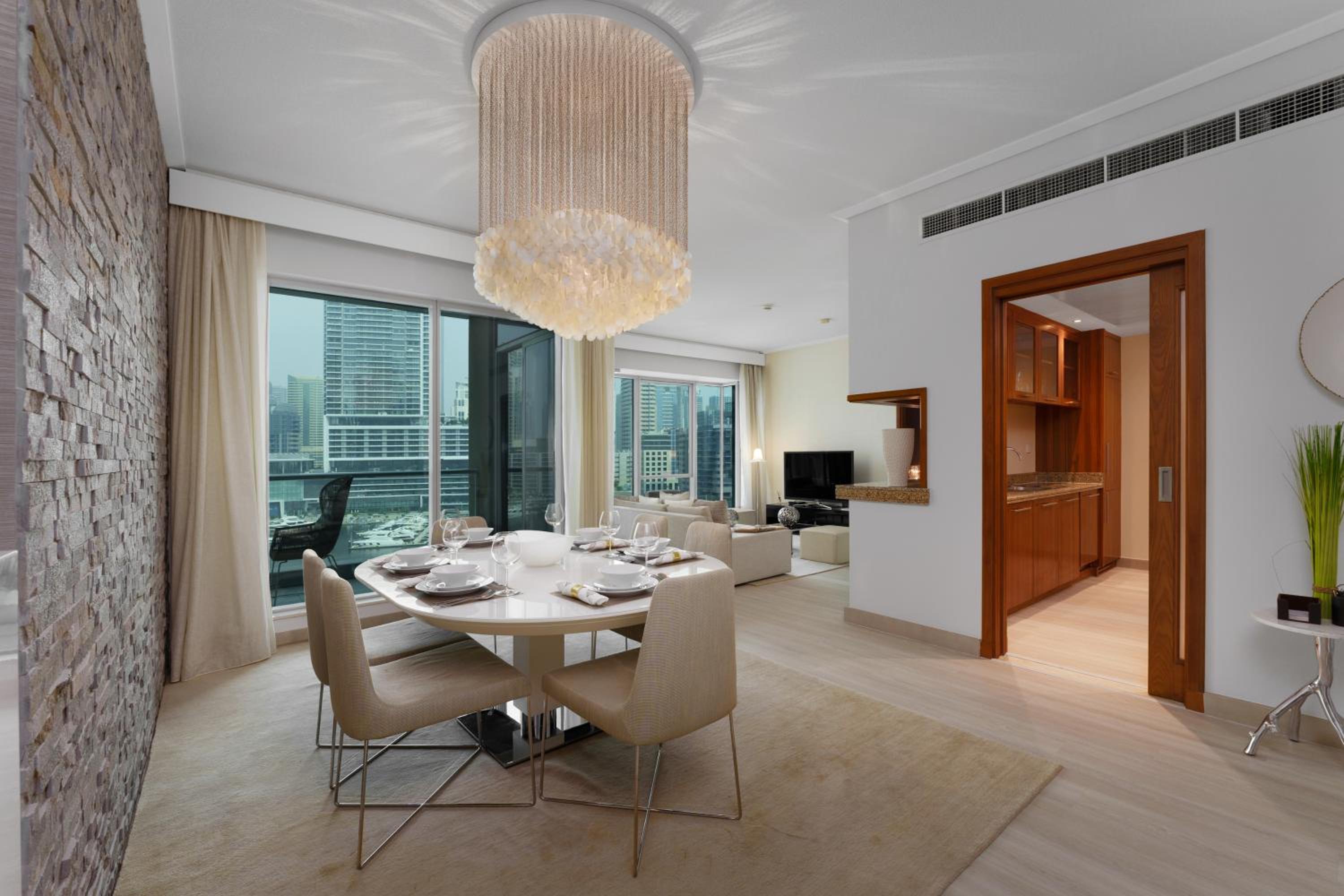 Maison Privee - Cosmopolitan Apt with Scenic Dubai Marina Vws