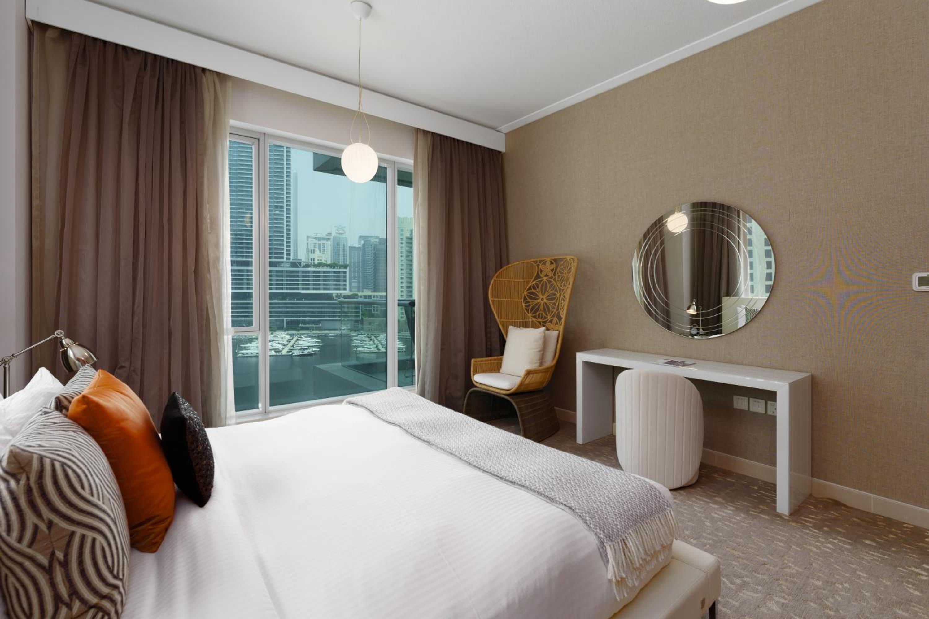 Maison Privee - Cosmopolitan Apt with Scenic Dubai Marina Vws