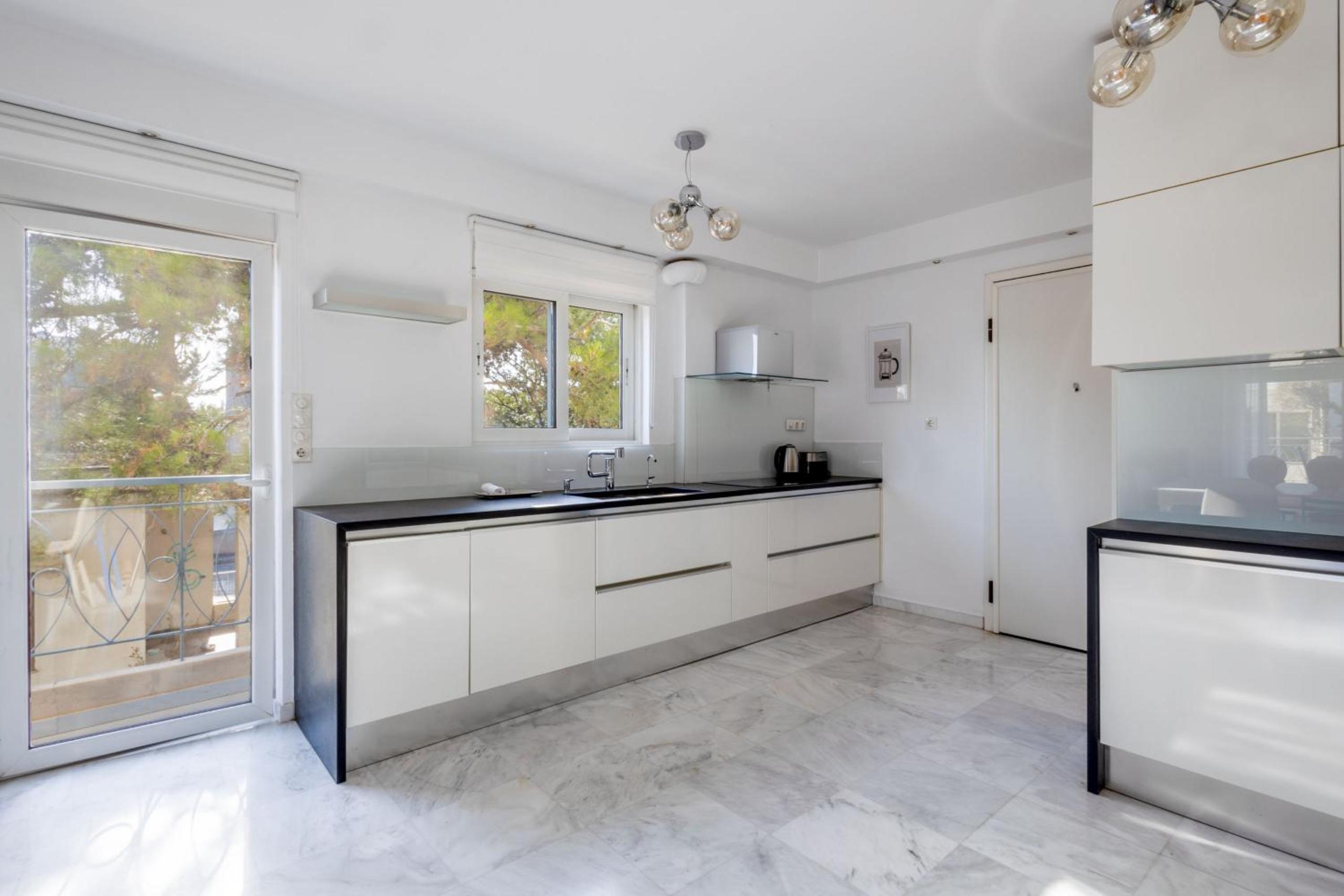 Elegant Coastal Haven Fully Renovated 3-Bedroom Apartment