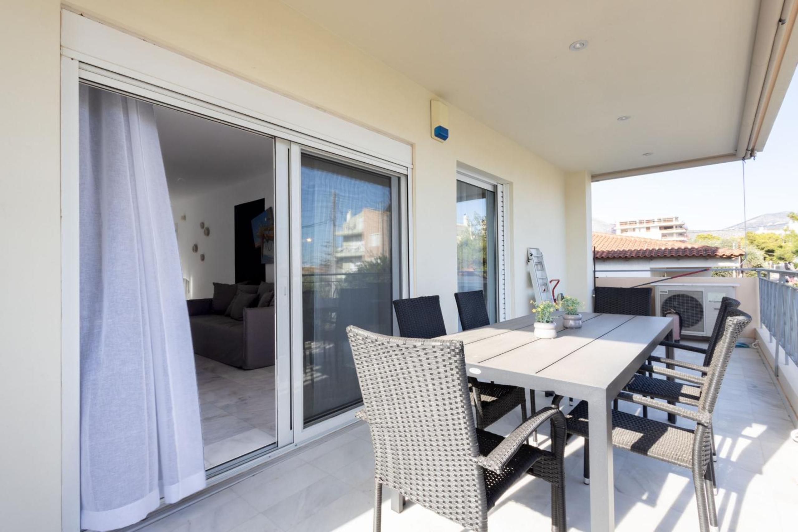 Elegant Coastal Haven Fully Renovated 3-Bedroom Apartment