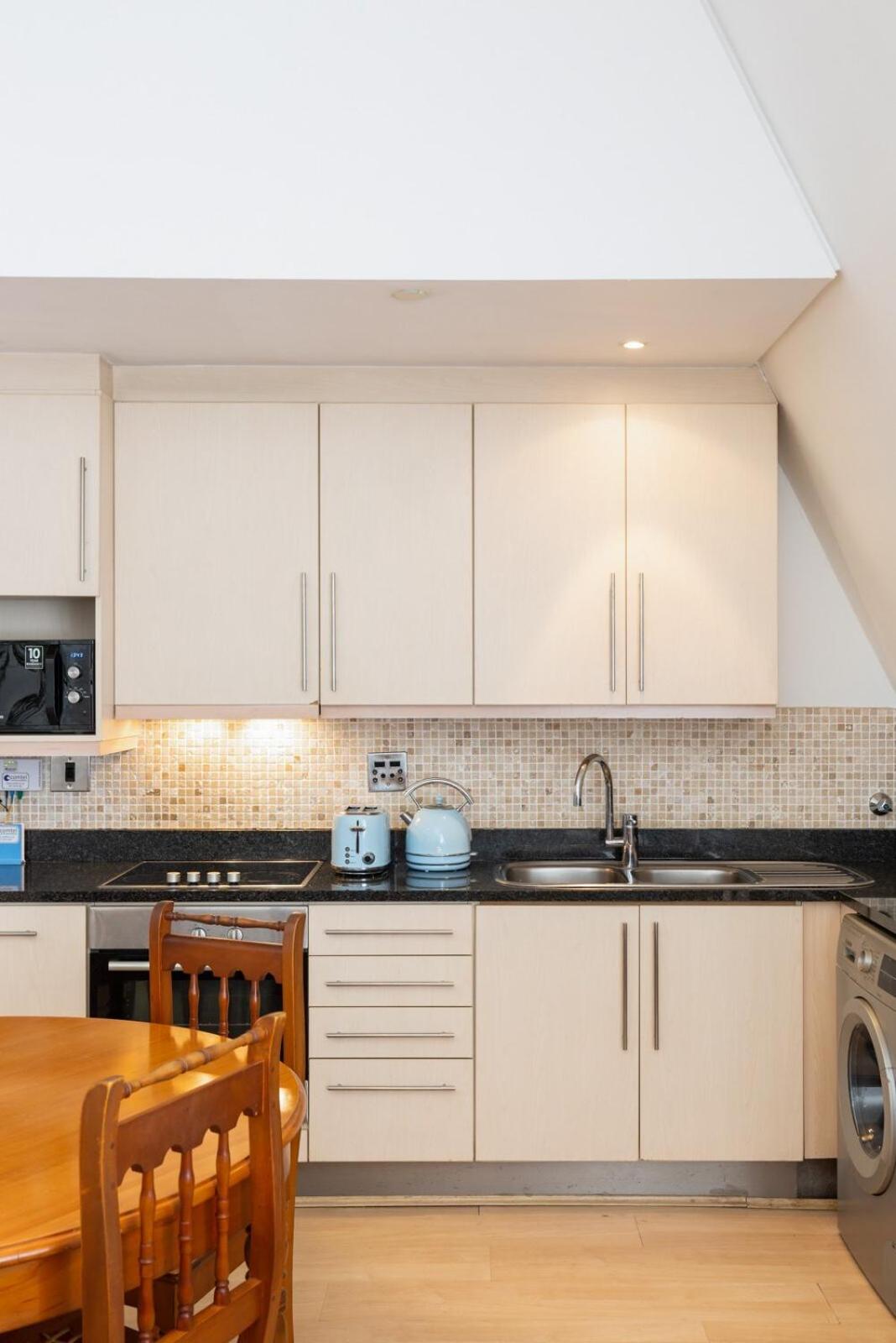 Spacious & Light, City Centre Free Parking Ac view 3
