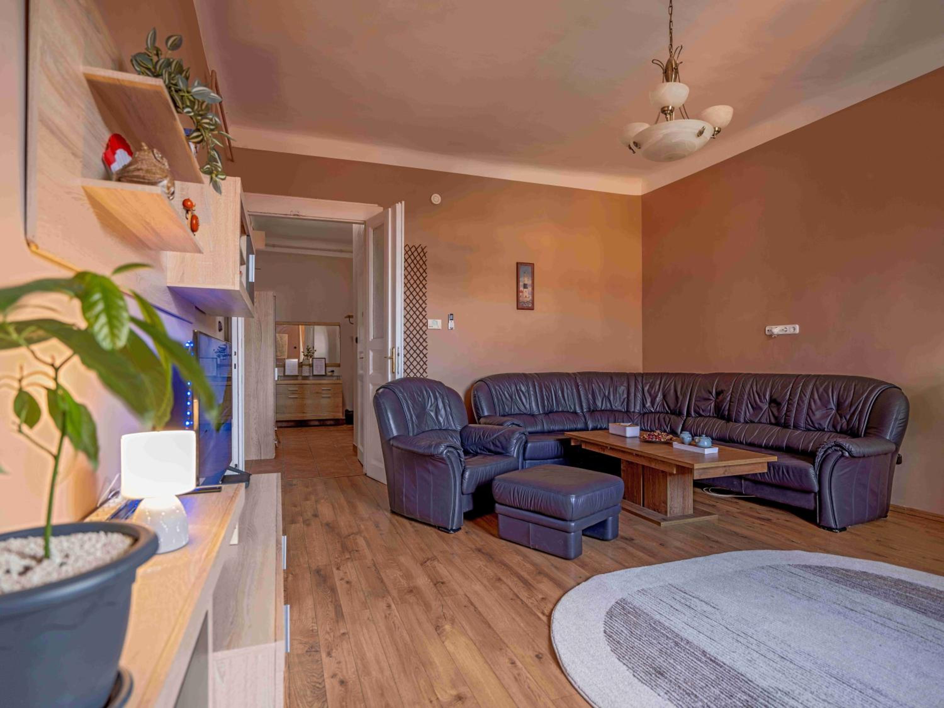 Pinnacle Apartment with balcony