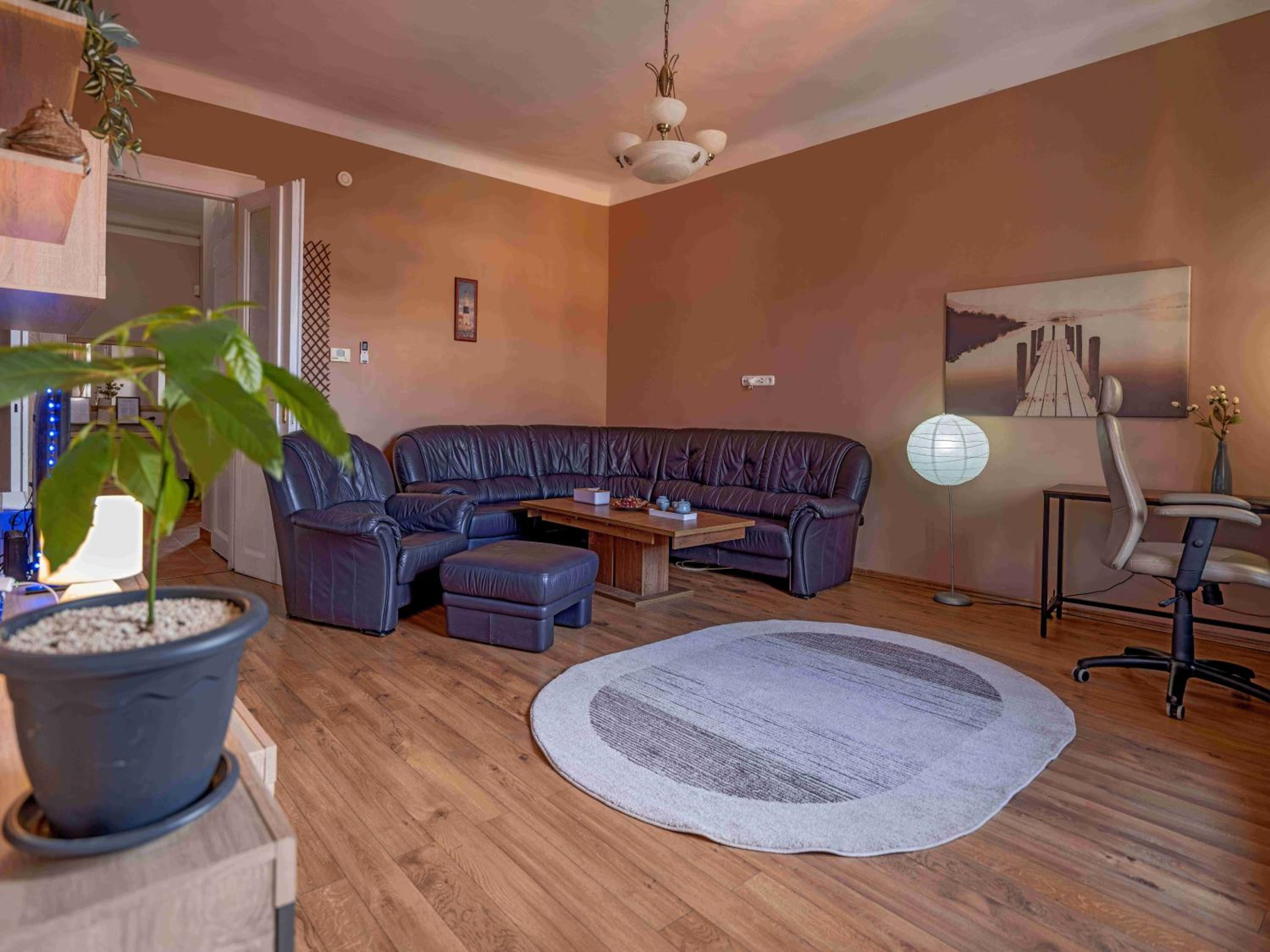Pinnacle Apartment with balcony