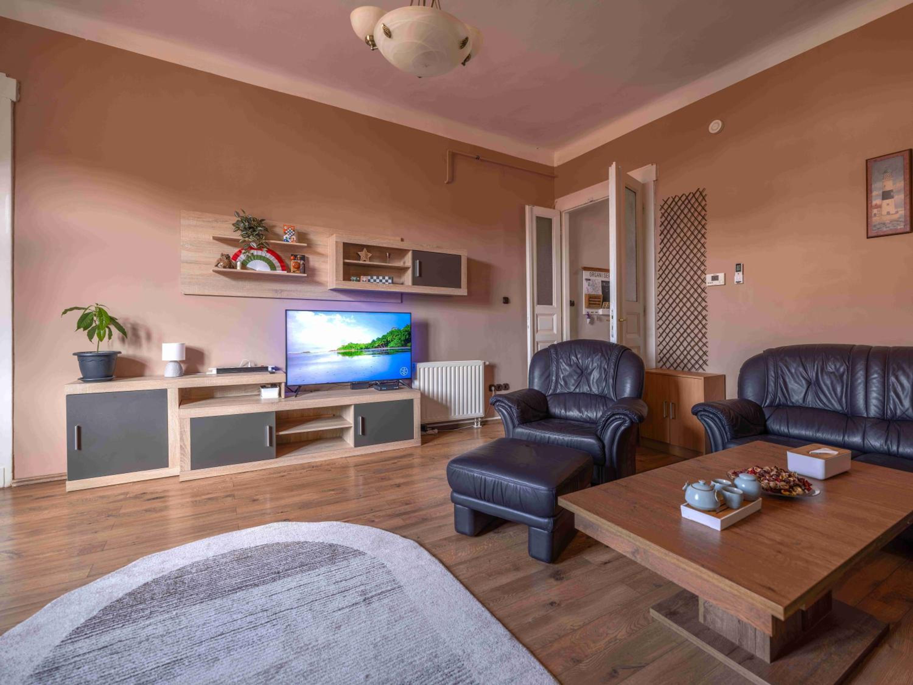 Pinnacle Apartment with balcony