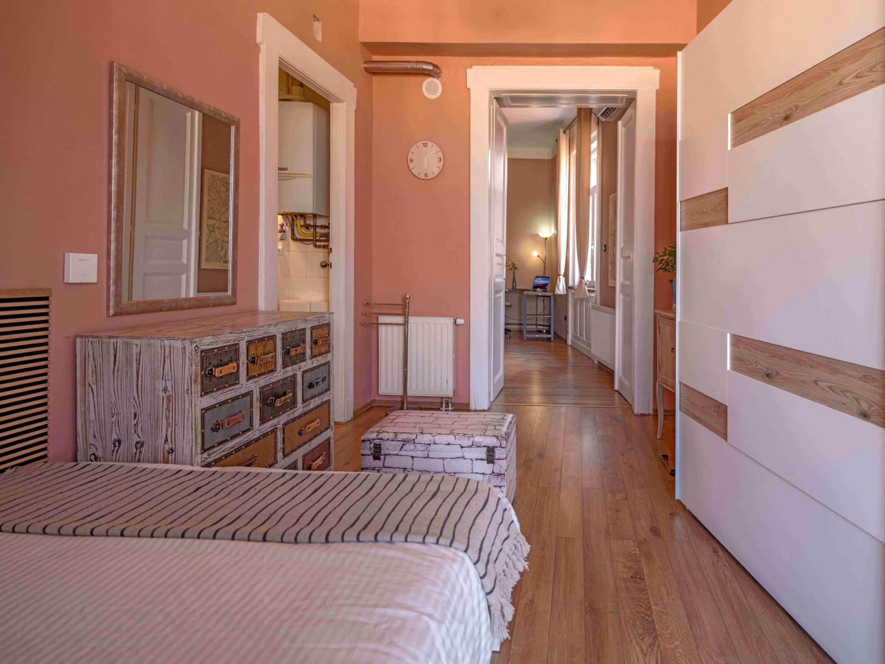 Pinnacle Apartment with balcony