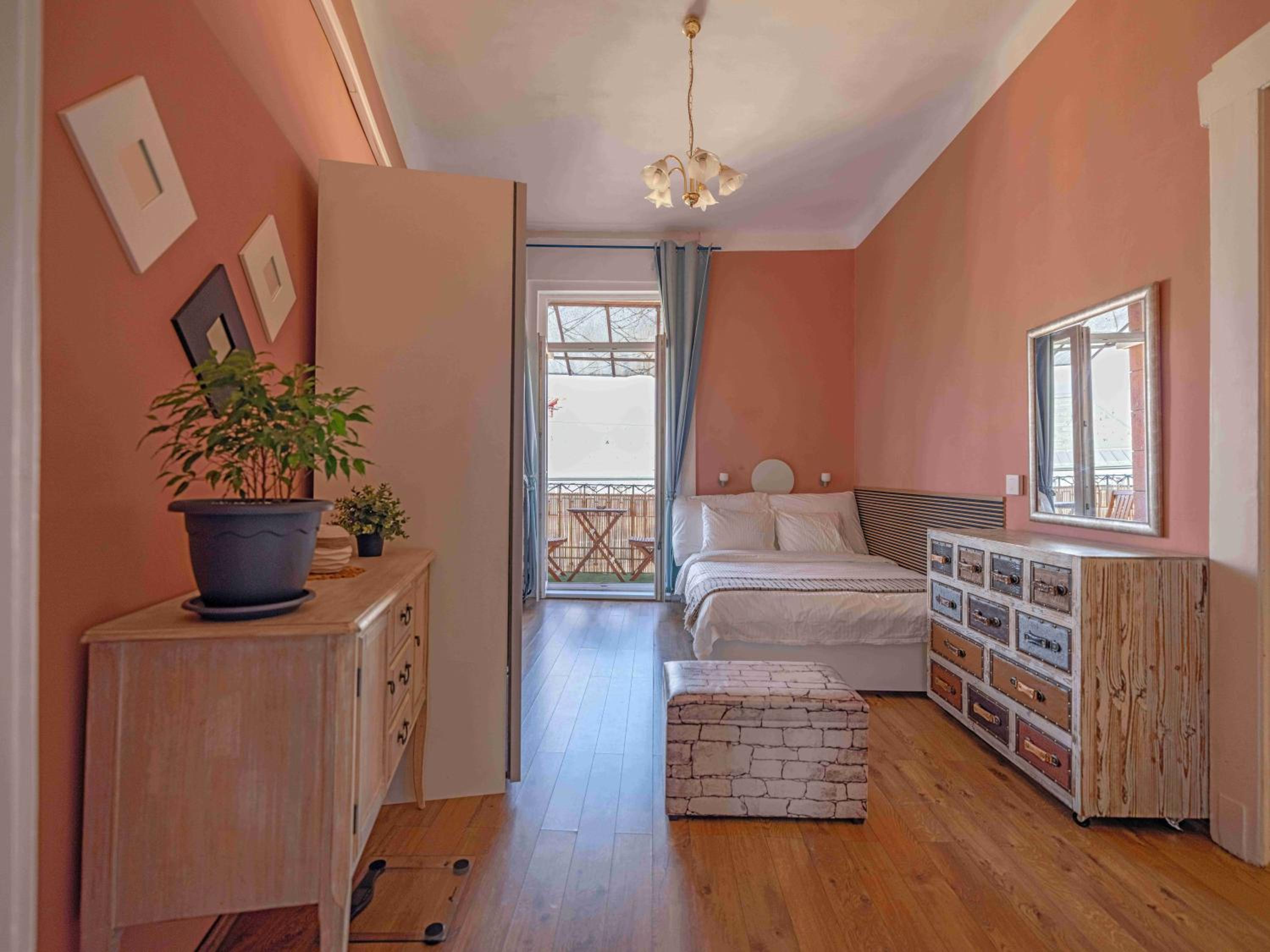 Pinnacle Apartment with balcony
