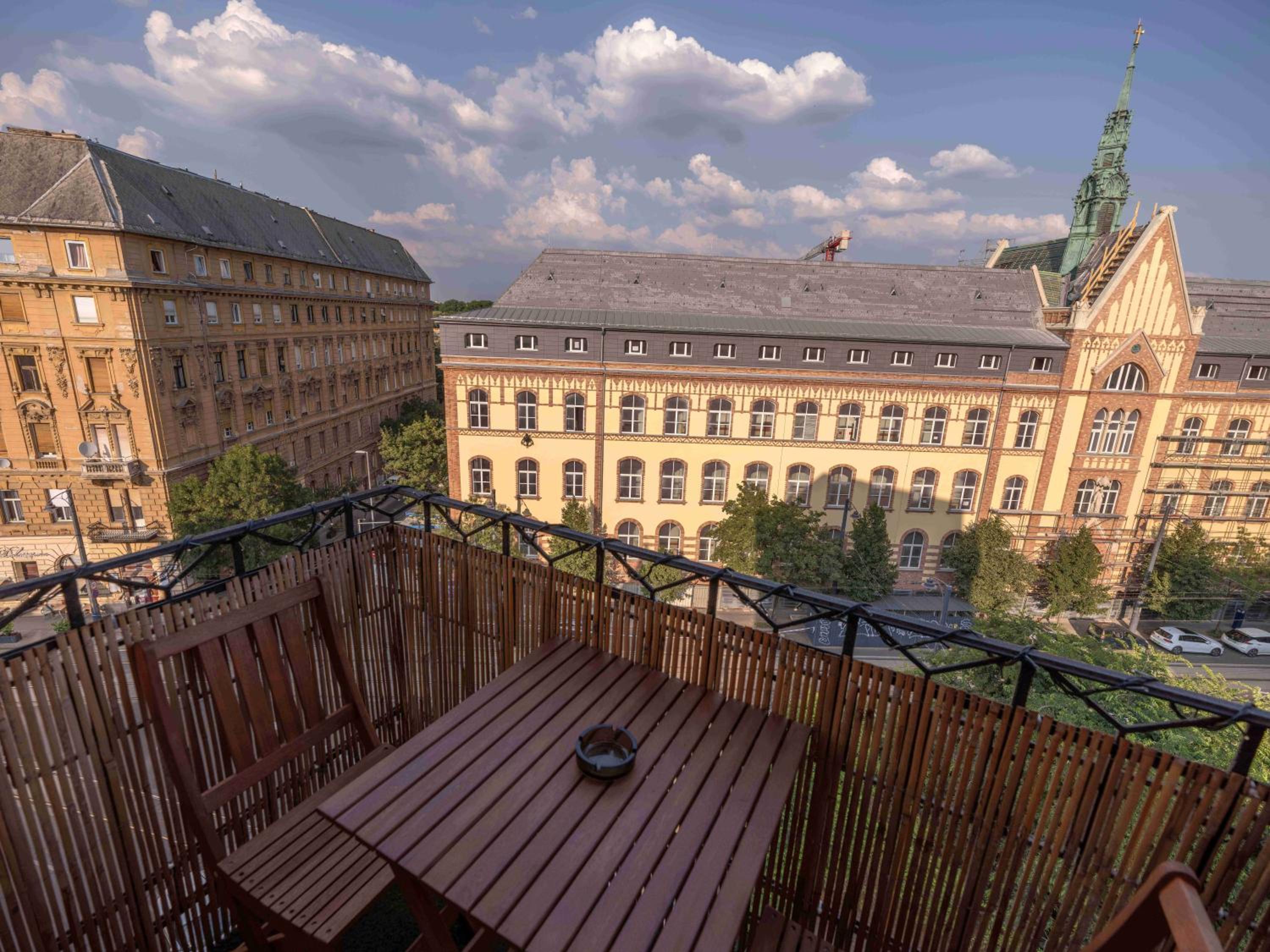 Pinnacle Apartment with balcony