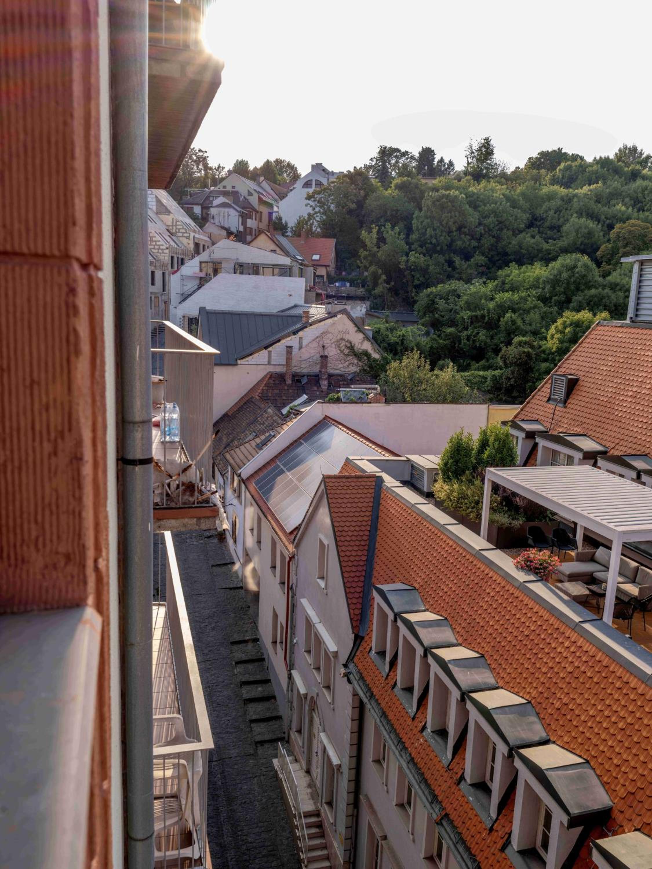 Pinnacle Apartment with balcony