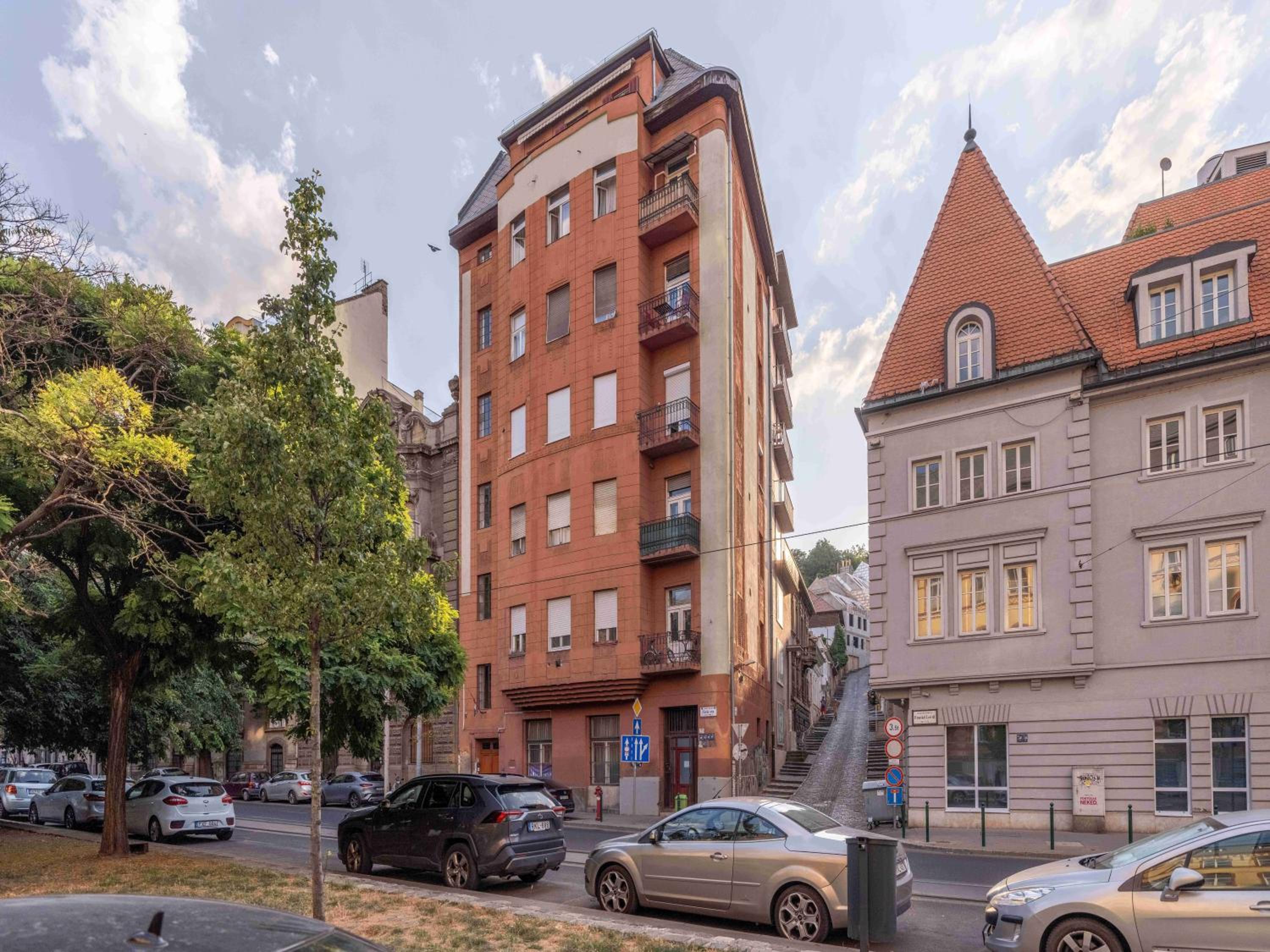Pinnacle Apartment with balcony