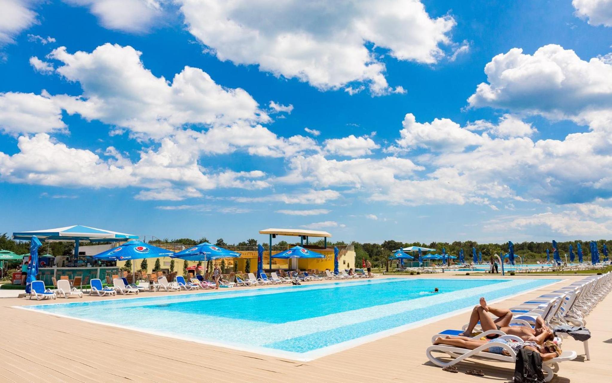 Waves & Whispers Apartments - acces gratuit piscina view 2