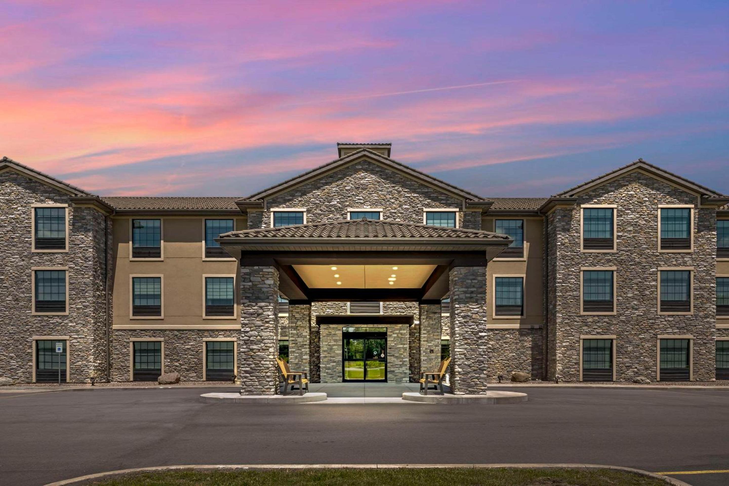 Comfort Inn & Suites Medina NY near Erie Canal view 3