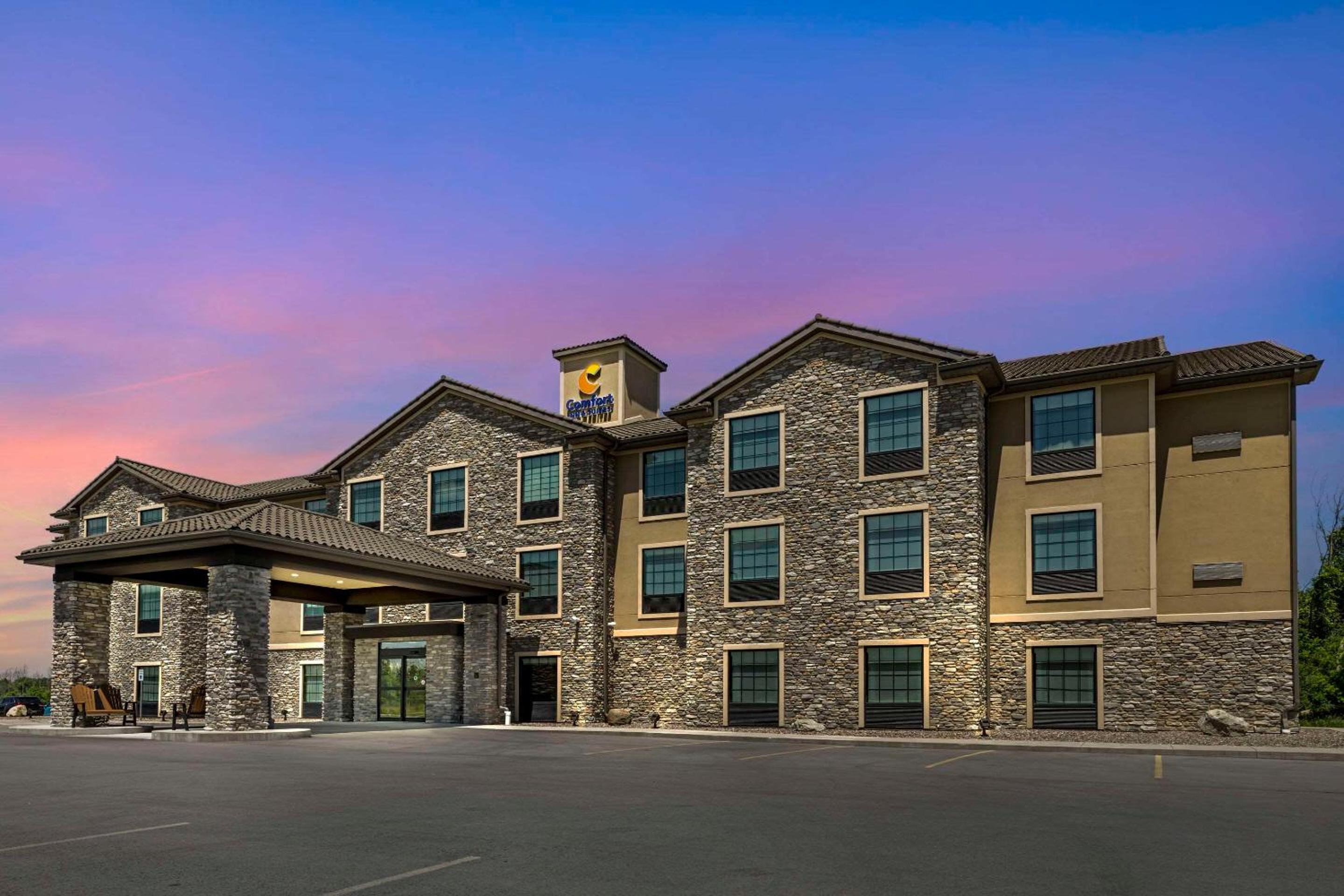 Comfort Inn & Suites Medina NY near Erie Canal view 4