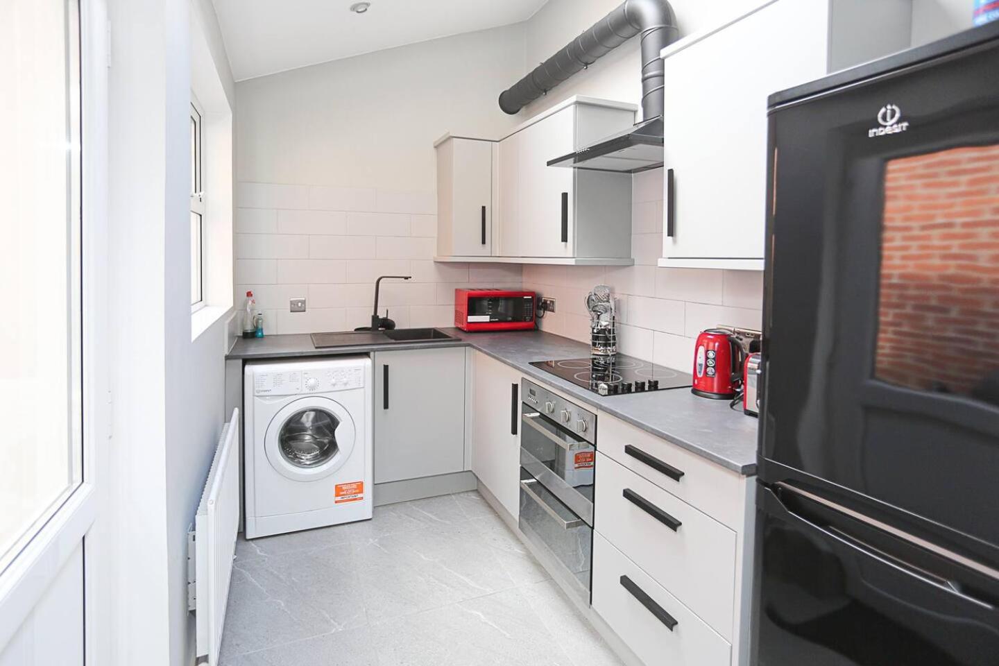 Gateway Abode Near City Centre w Street Parking view 2