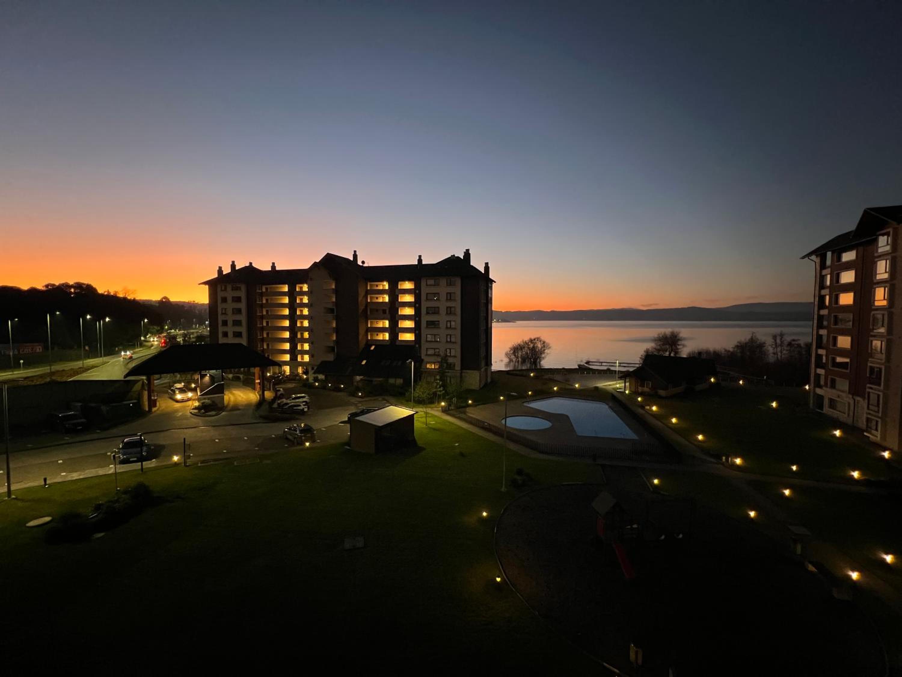 Departamento moderno con vista al lago Villarrica y piscina