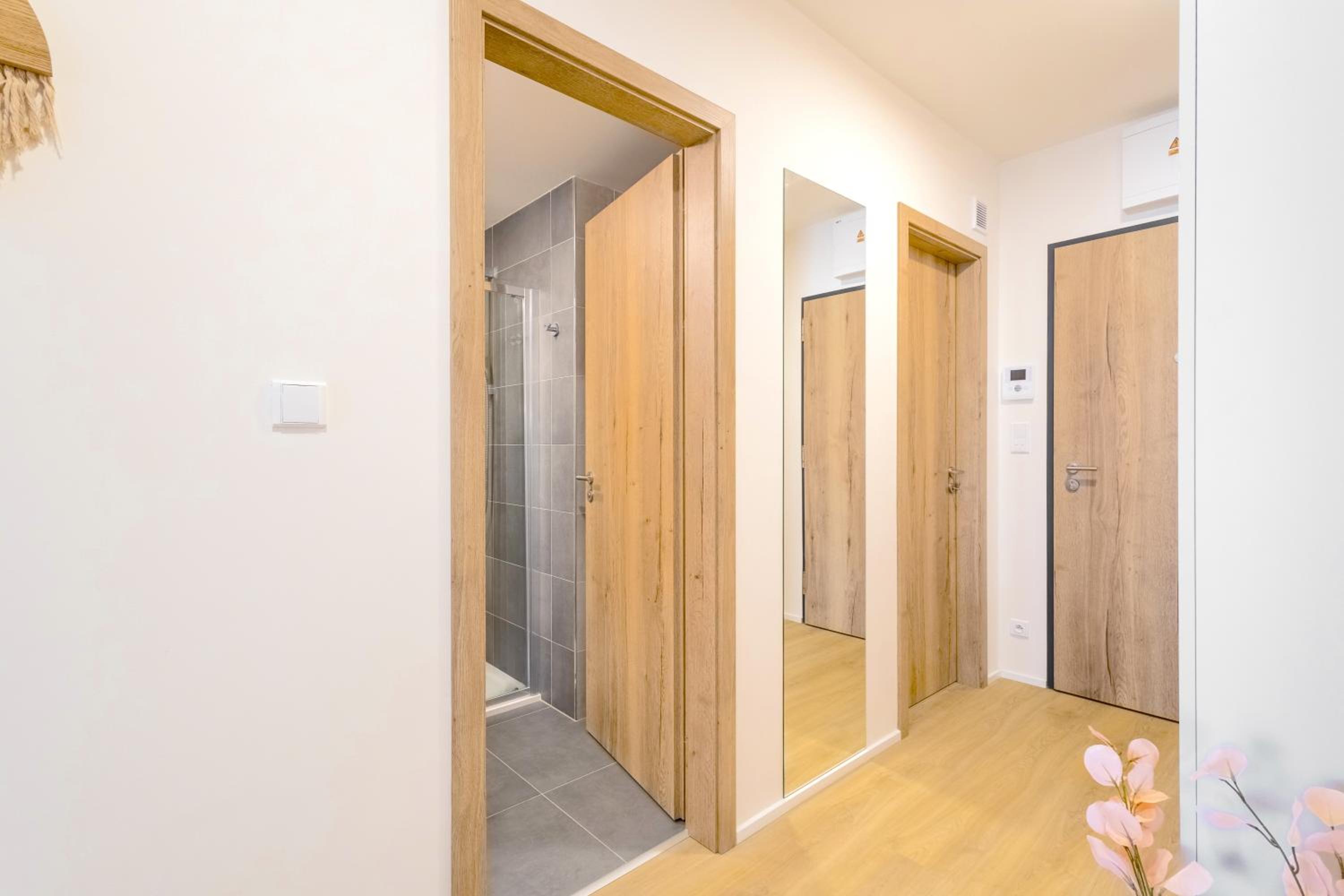 Design Apartment - Balcony, Free Parking, Yoga, 10 mins to center, by Gravity Prague
