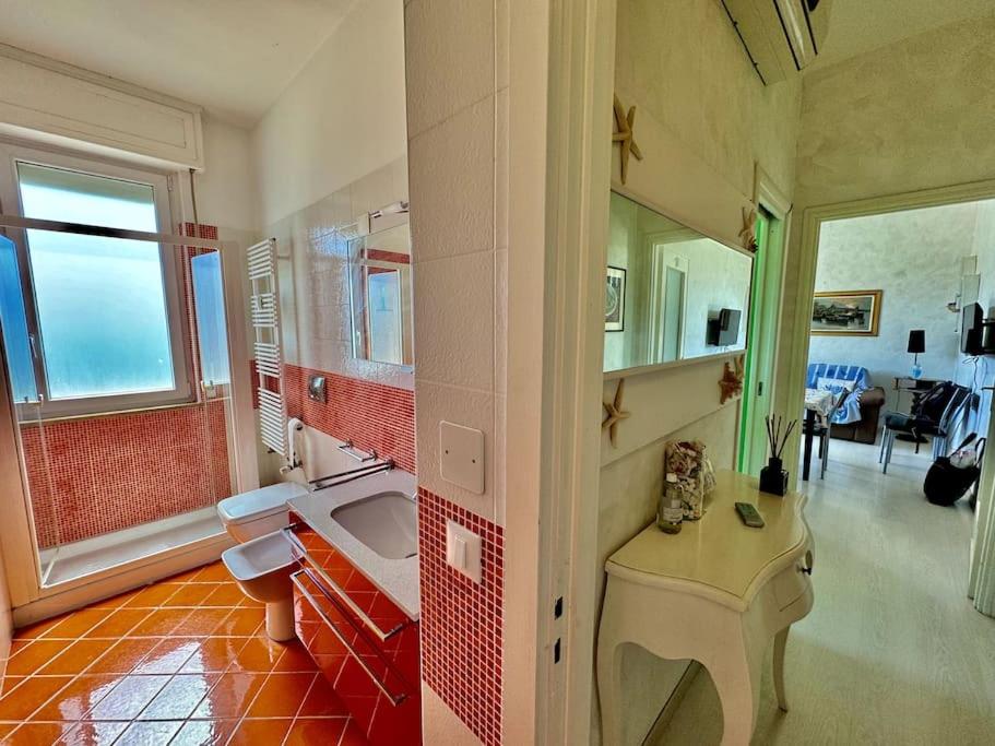 300 mt near the sea and the station exclusive apartment view 5