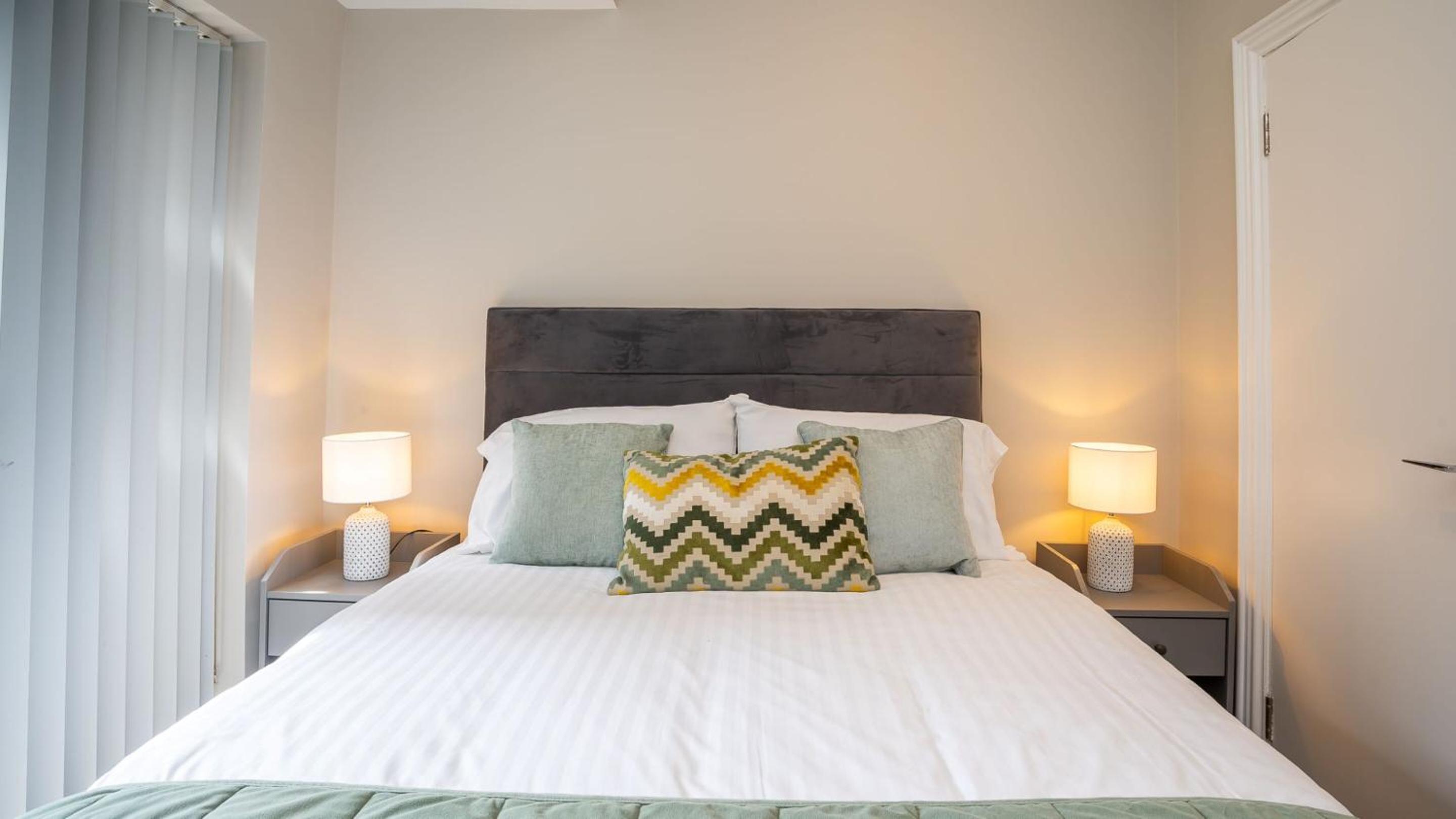 Modern 1 BDR City apartments by Belfast City Breaks view 2