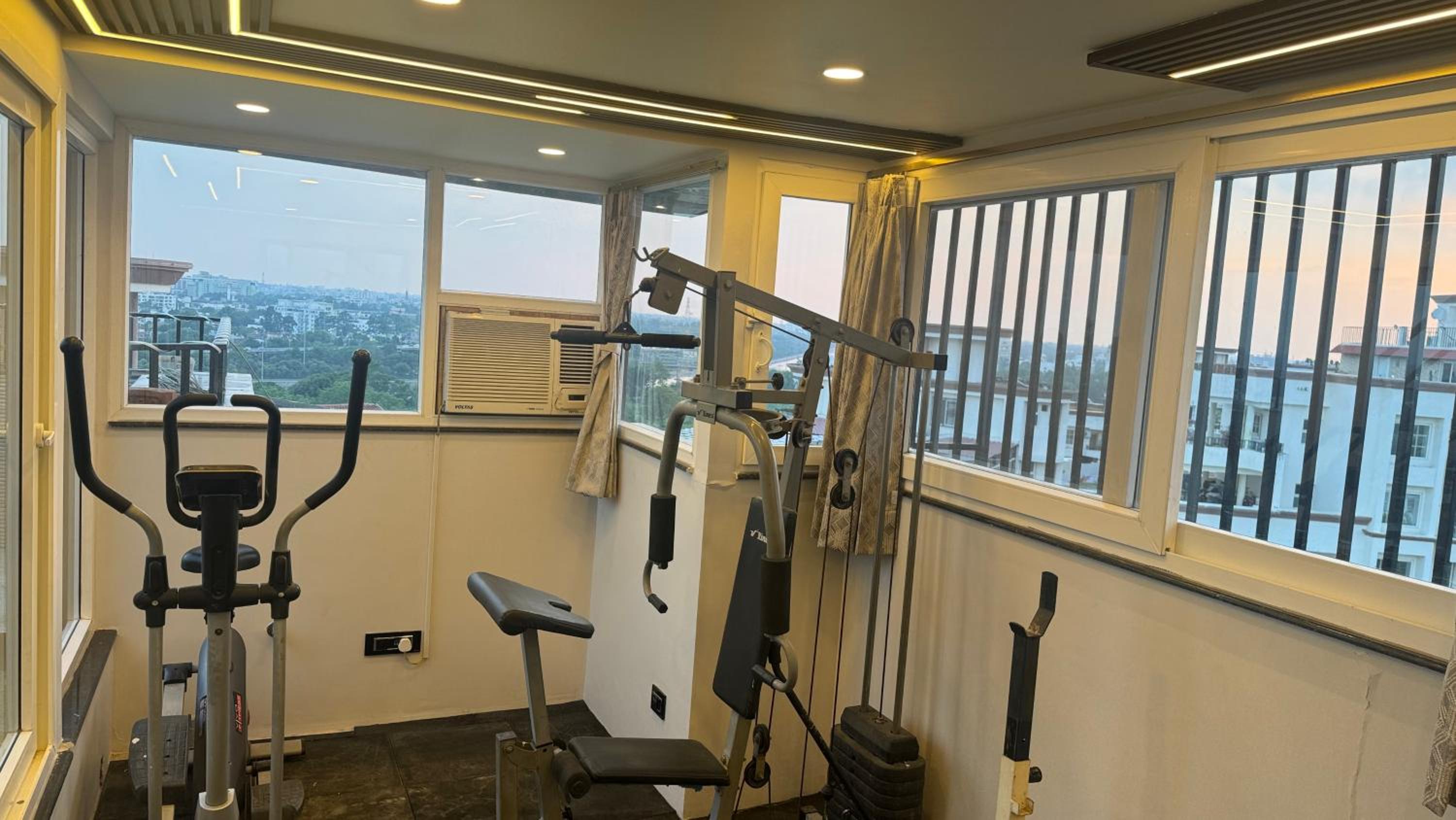 Riverfront Penthouse Studio with Spacious Terrace