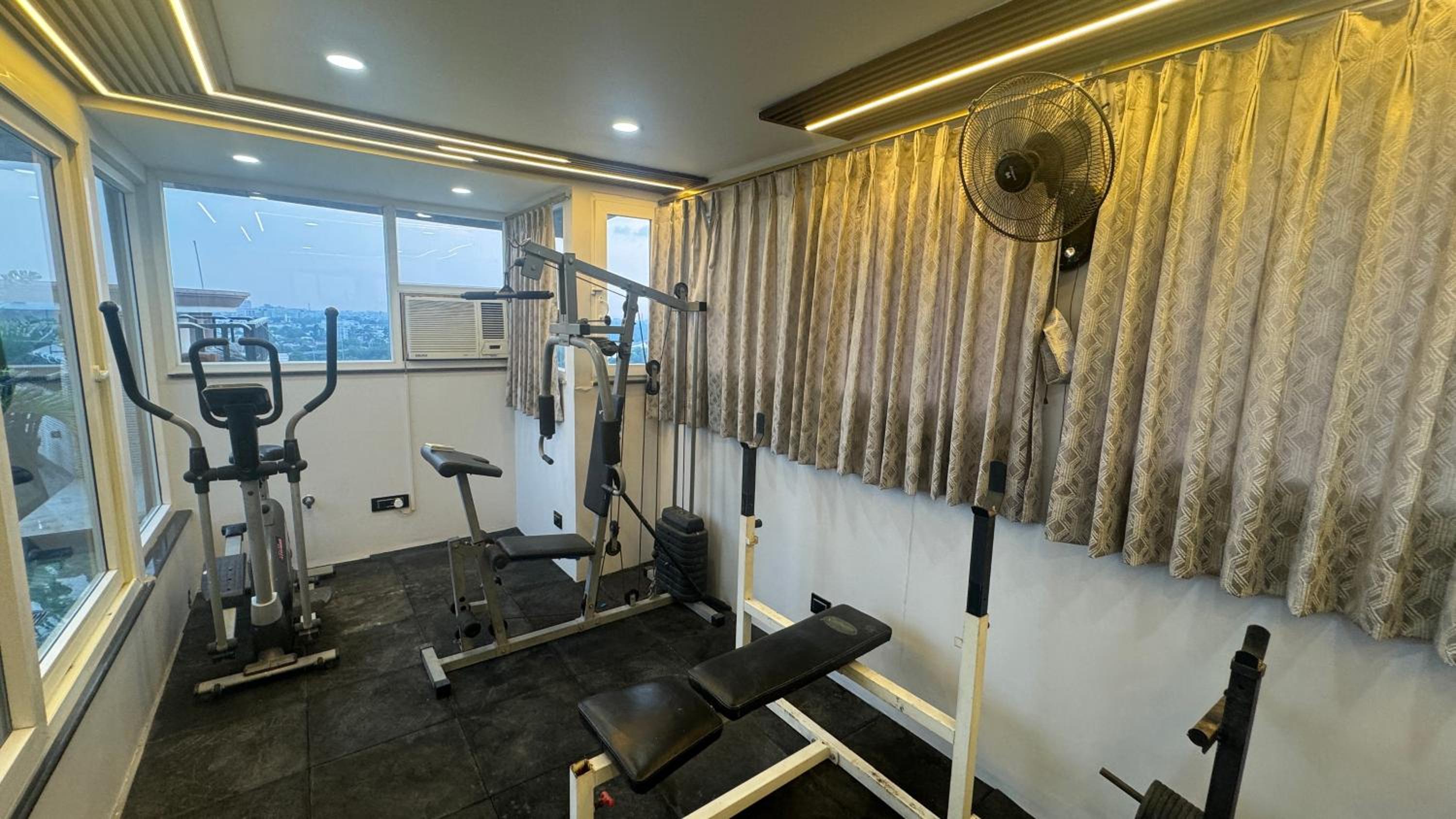 Riverfront Penthouse Studio with Spacious Terrace